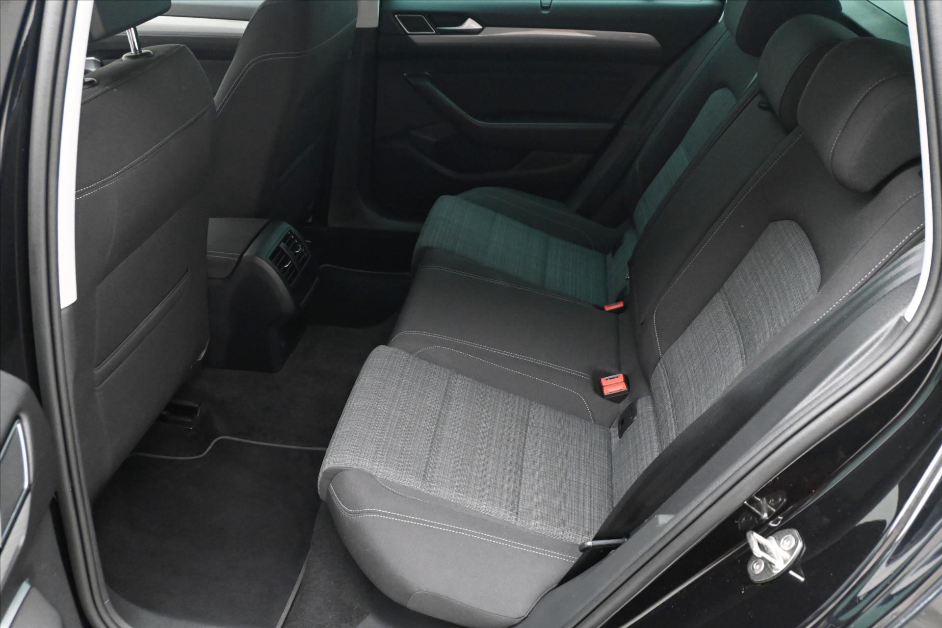 Hlavní fotografie vozu Volkswagen Passat 2,0 TDI 140 kW DSG Business Záruka až 5 let (14)