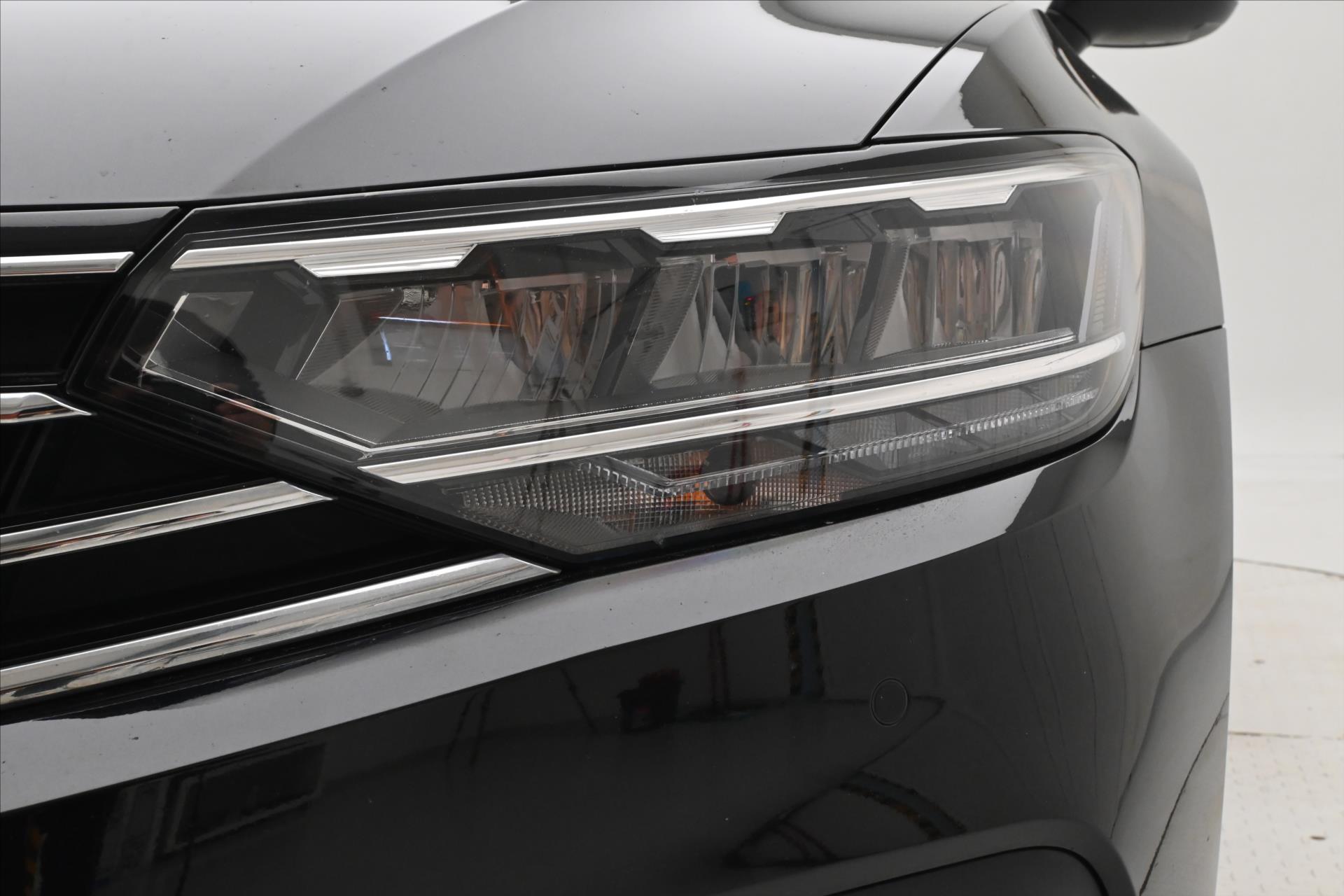 Hlavní fotografie vozu Volkswagen Passat 2,0 TDI 140 kW DSG Business Záruka až 5 let (28)