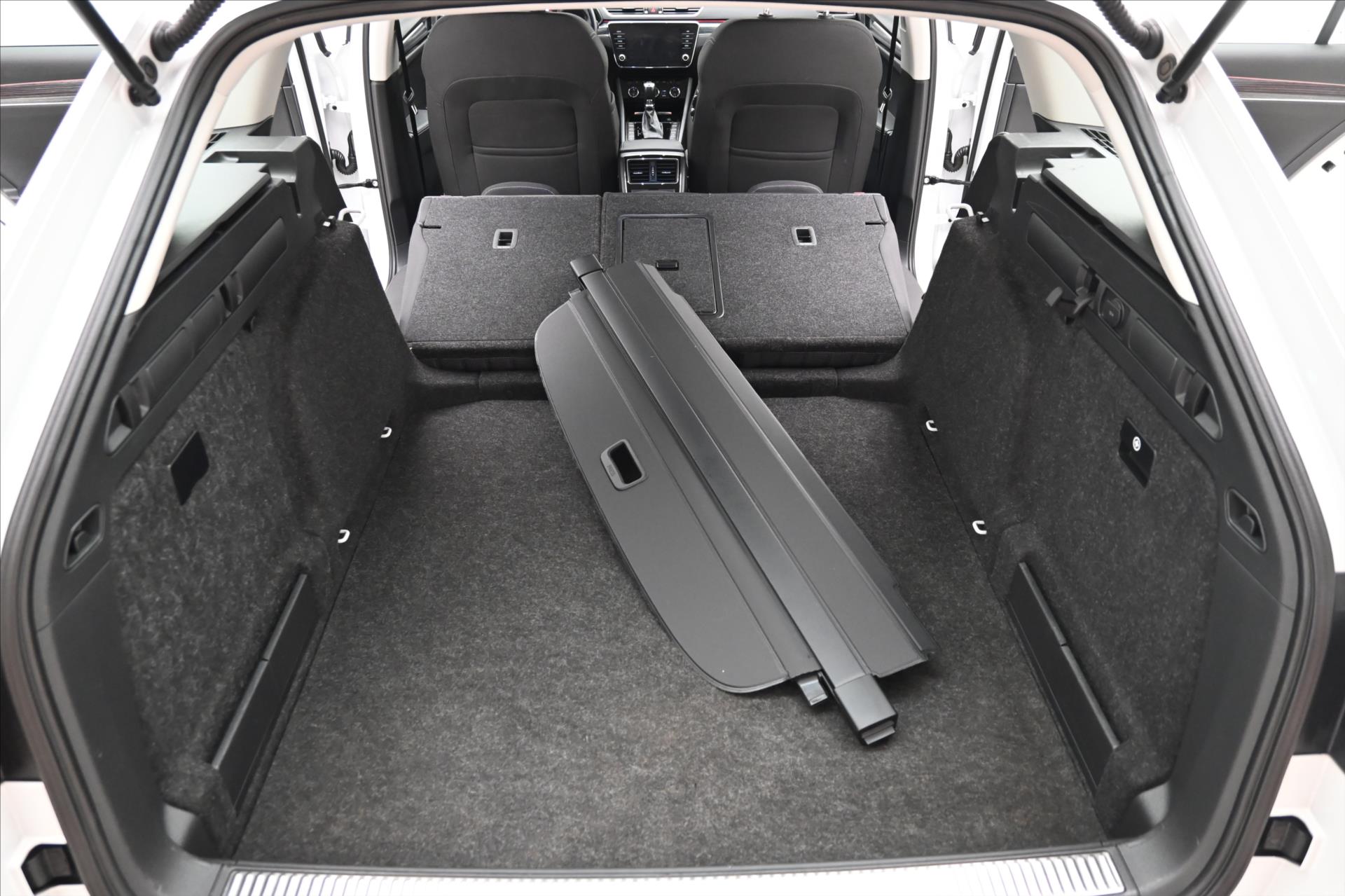 Hlavní fotografie vozu Škoda Superb 2,0 TDI 110kW Style DSG Záruka až 5 let (11)