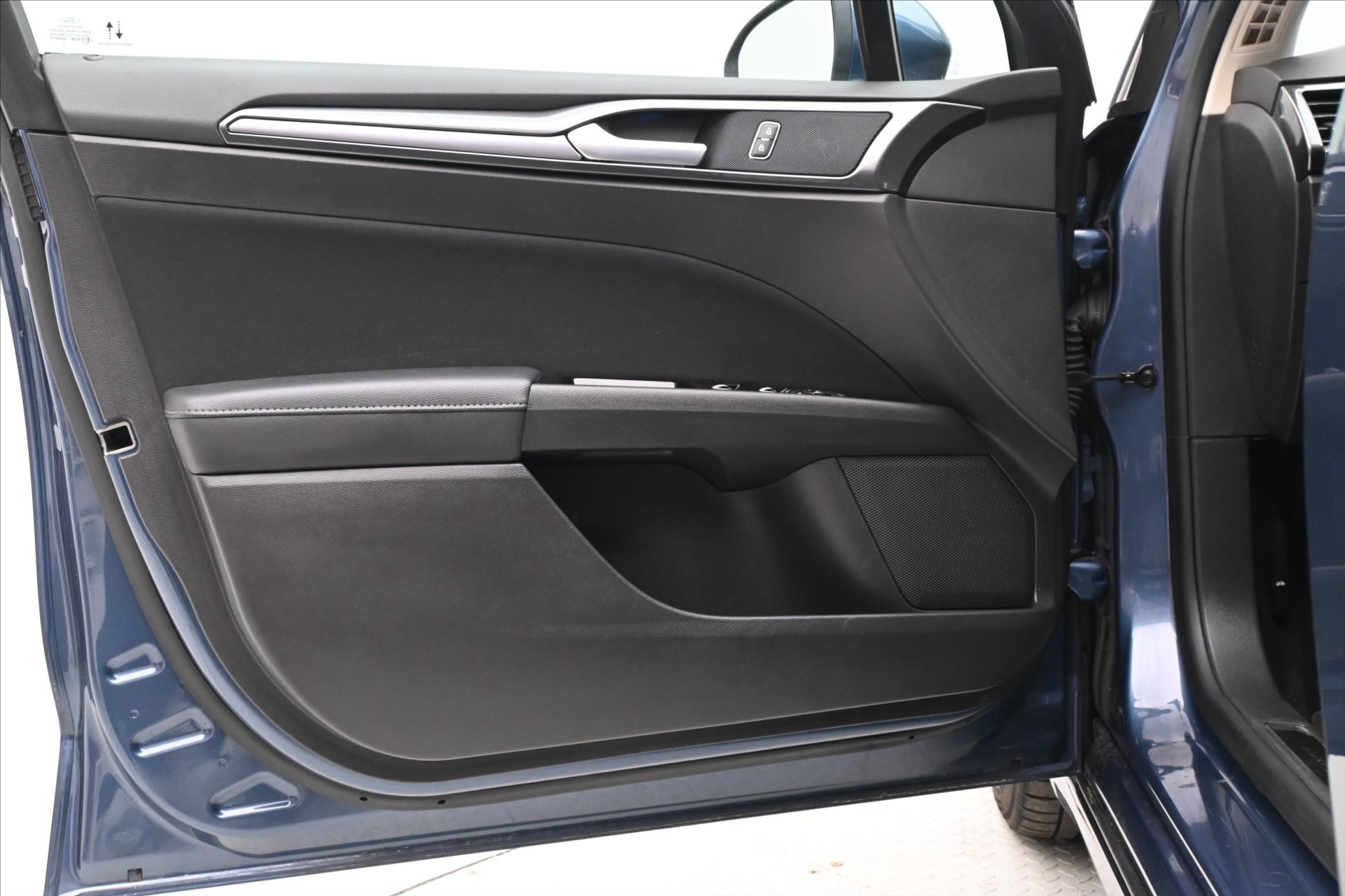 Hlavní fotografie vozu Ford Mondeo 2,0 EcoBlue 110kW AT8 Titanium Záruka až 5 let (23)