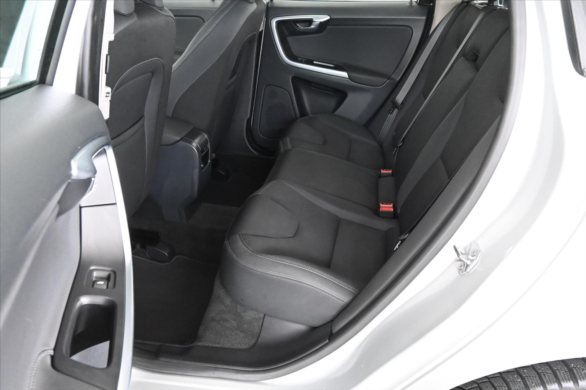 Hlavní fotografie vozu Volvo XC60 2,4 D5 133 kW AT6 AWD Záruka až 5 let (10)