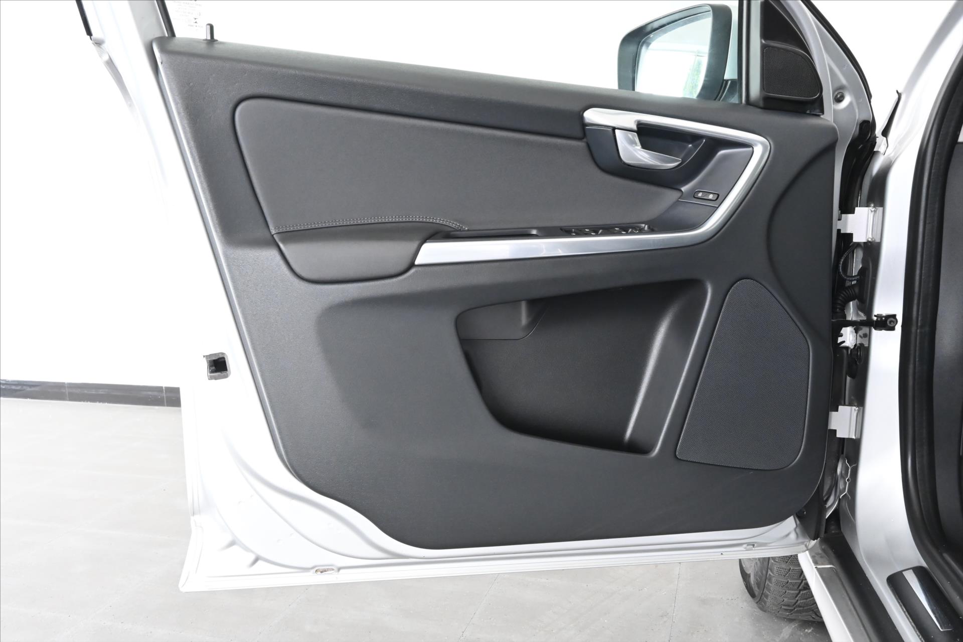 Hlavní fotografie vozu Volvo XC60 2,4 D5 133 kW AT6 AWD Záruka až 5 let (23)