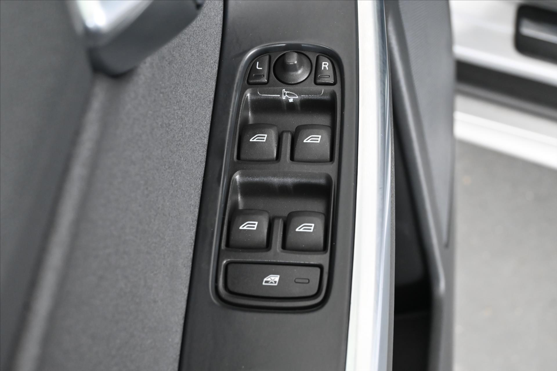 Hlavní fotografie vozu Volvo XC60 2,4 D5 133 kW AT6 AWD Záruka až 5 let (24)