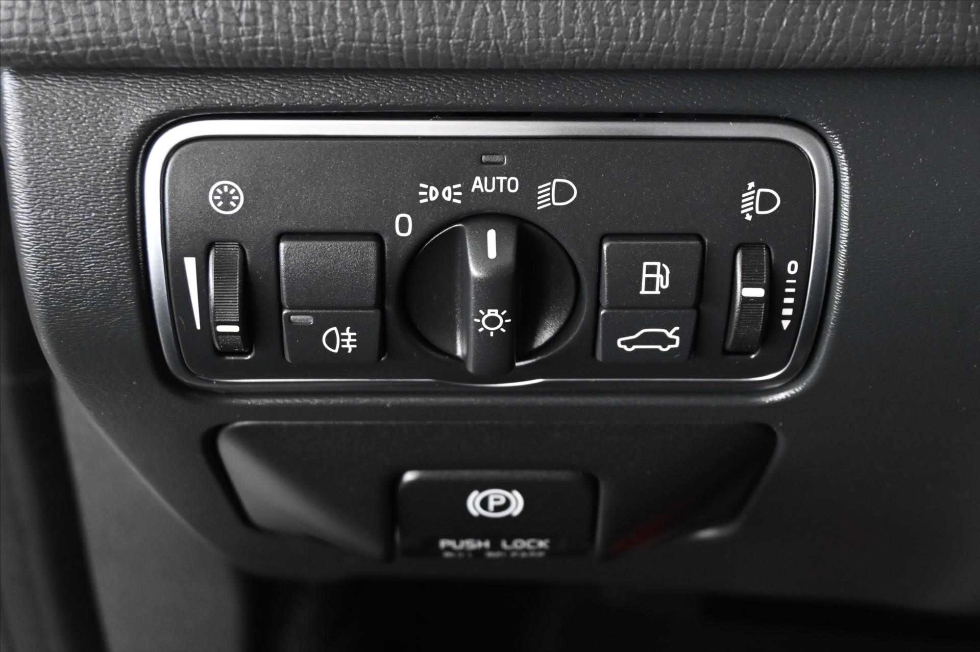 Hlavní fotografie vozu Volvo XC60 2,4 D5 133 kW AT6 AWD Záruka až 5 let (25)