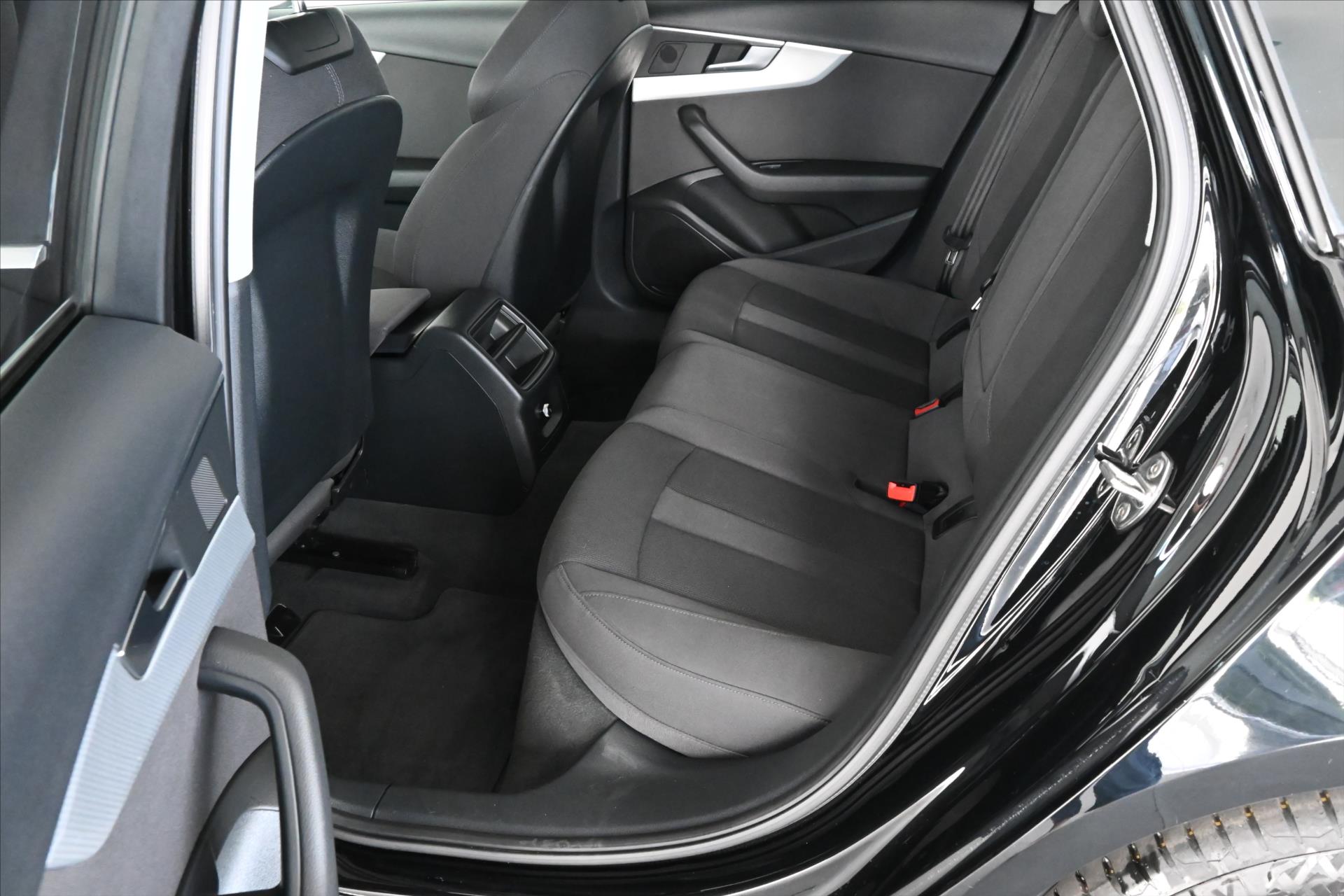 Hlavní fotografie vozu Audi A4 2,0 40TDI 140 kW S-Tronic Záruka až 5 let (10)