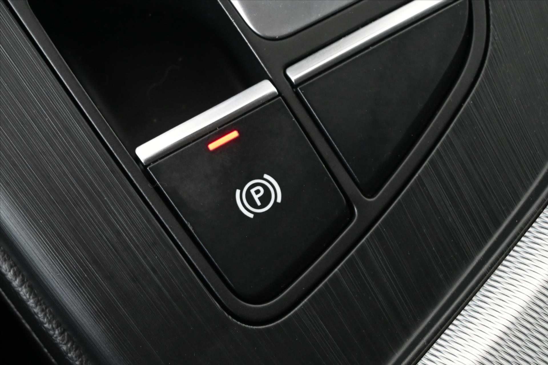 Hlavní fotografie vozu Audi A4 2,0 40TDI 140 kW S-Tronic Záruka až 5 let (25)