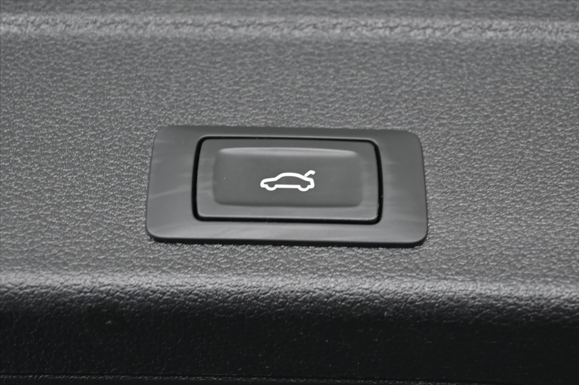 Hlavní fotografie vozu Audi A4 2,0 40TDI 140 kW S-Tronic Záruka až 5 let (30)