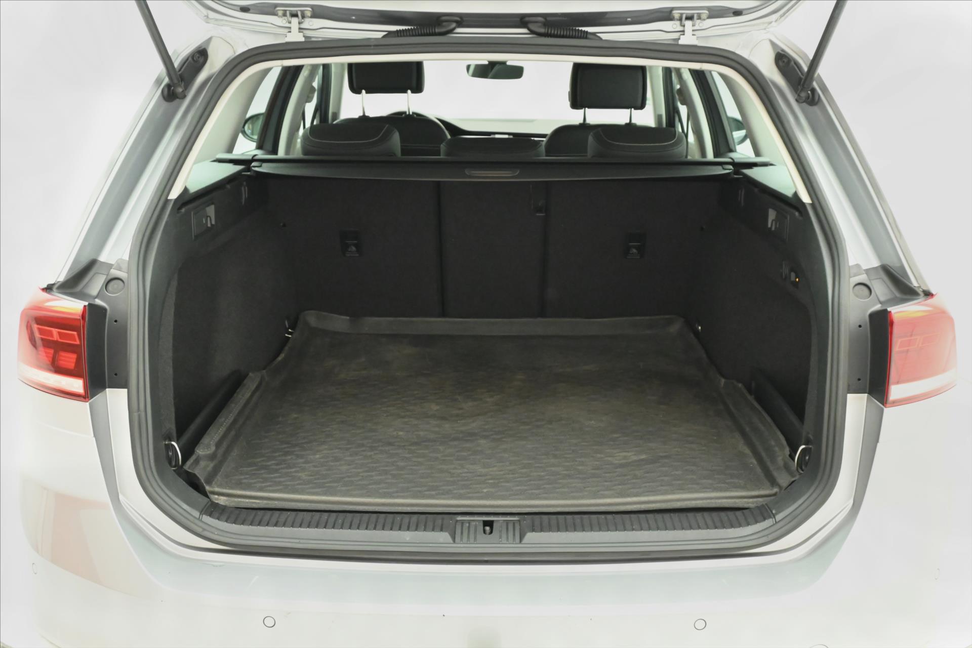 Main photo of the car Volkswagen Passat 2.0 TDI 140 kW DSG ELEGANCE Warranty up to 5 years (10)