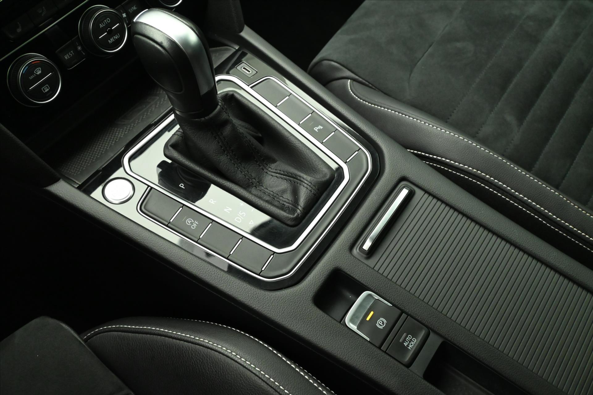 Main photo of the car Volkswagen Passat 2.0 TDI 140 kW DSG ELEGANCE Warranty up to 5 years (24)