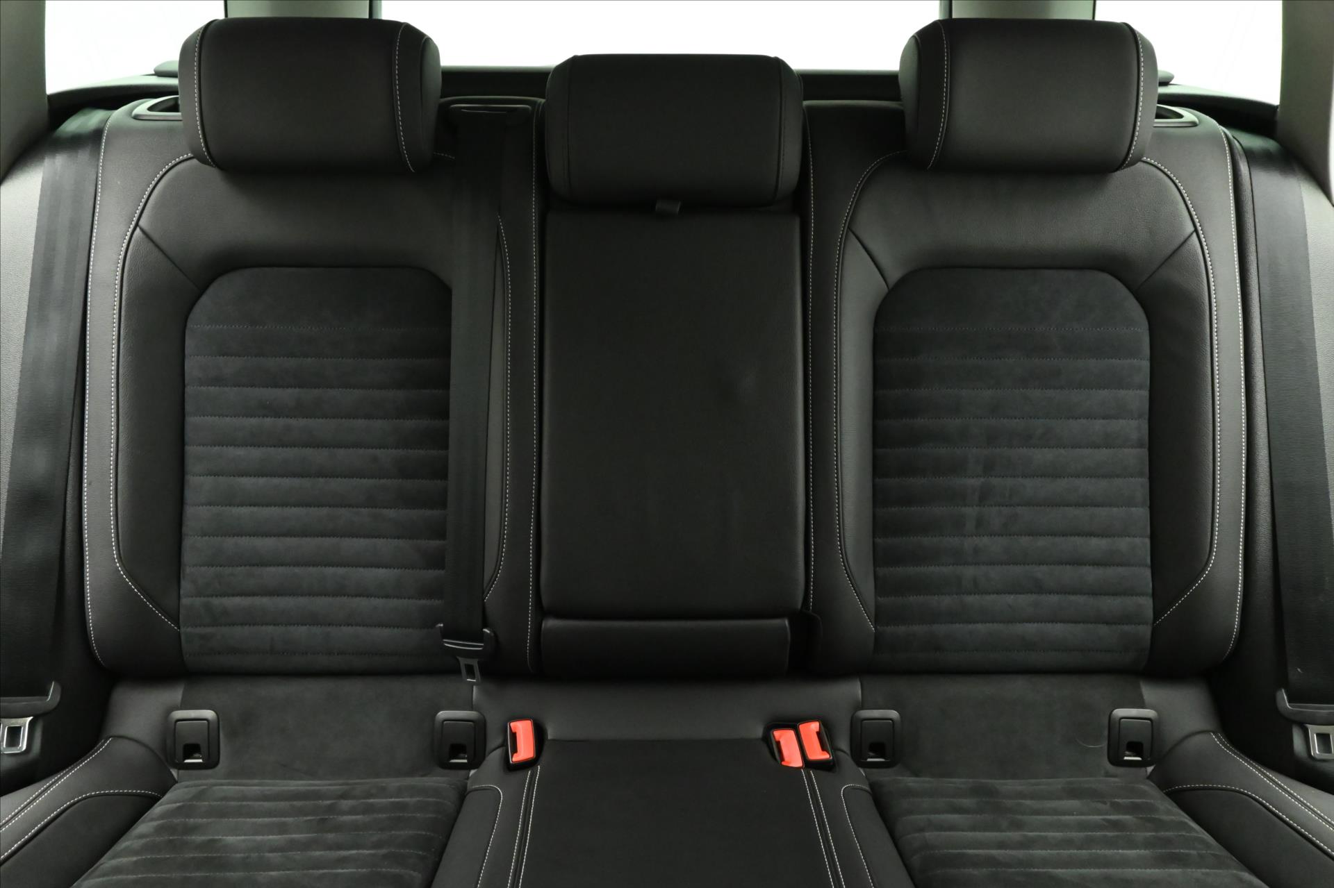 Main photo of the car Volkswagen Passat 2.0 TDI 140 kW DSG ELEGANCE Warranty up to 5 years (28)
