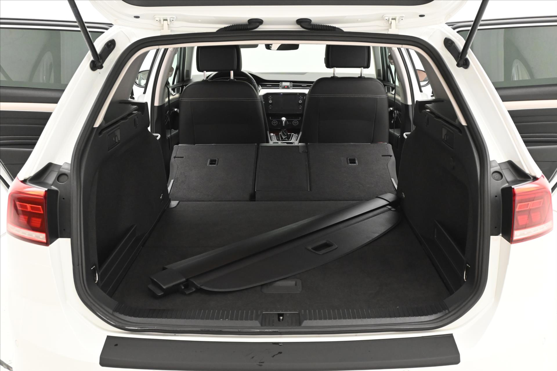 Hlavní fotografie vozu Volkswagen Passat 2,0 TDI 110 kW DSG Elegance Záruka až 5 let (10)