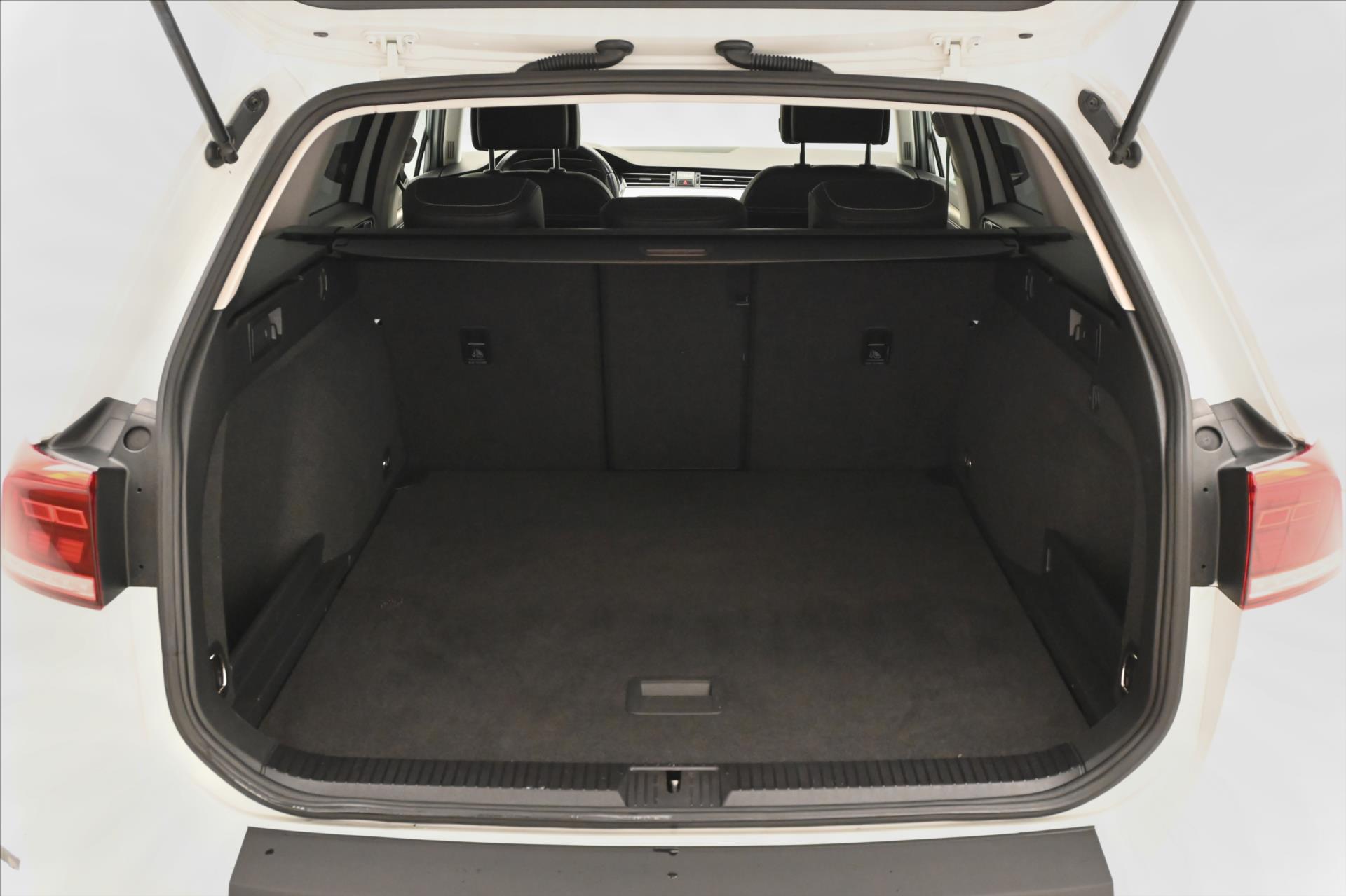 Hlavní fotografie vozu Volkswagen Passat 2,0 TDI 110 kW DSG Elegance Záruka až 5 let (11)