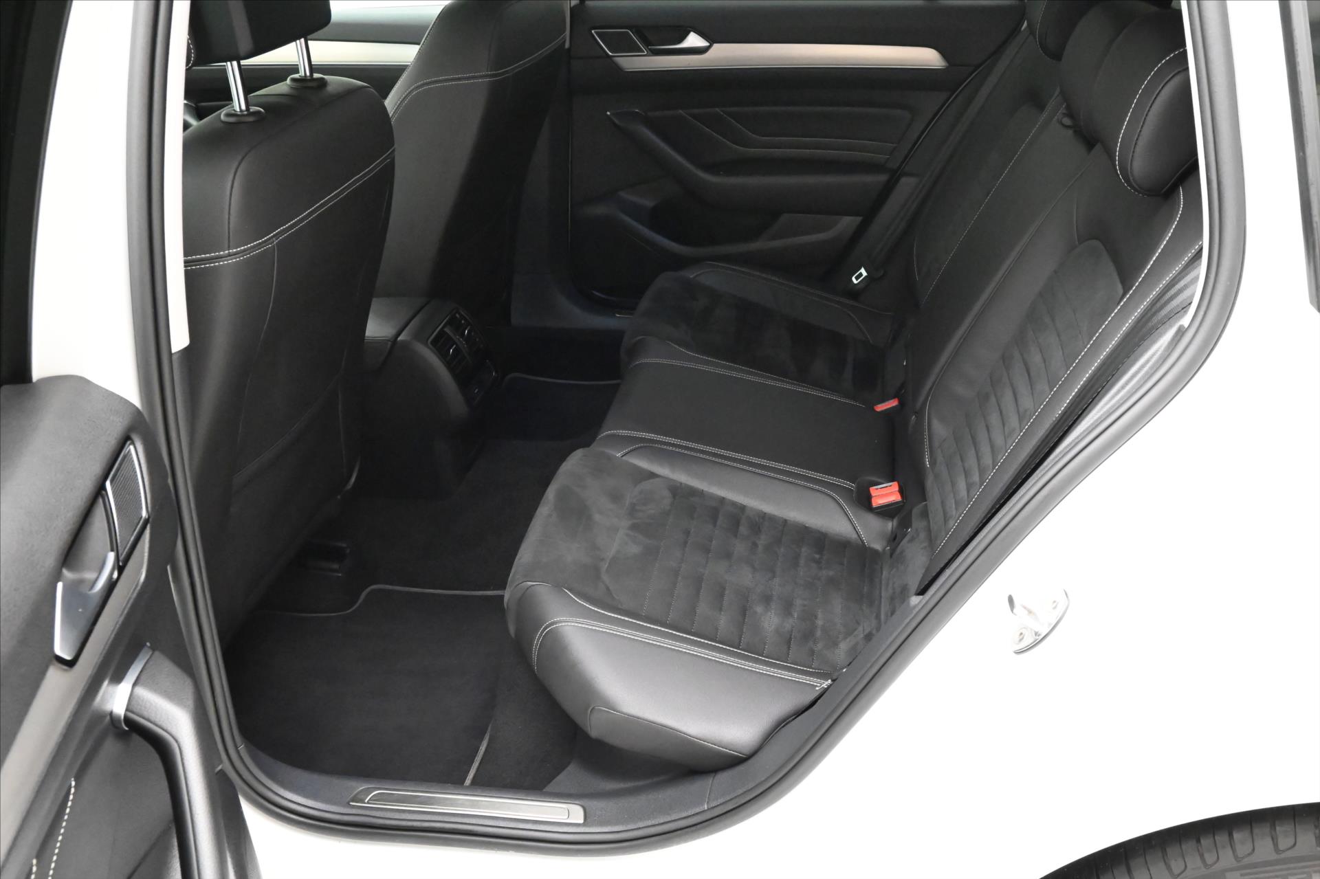 Hlavní fotografie vozu Volkswagen Passat 2,0 TDI 110 kW DSG Elegance Záruka až 5 let (14)