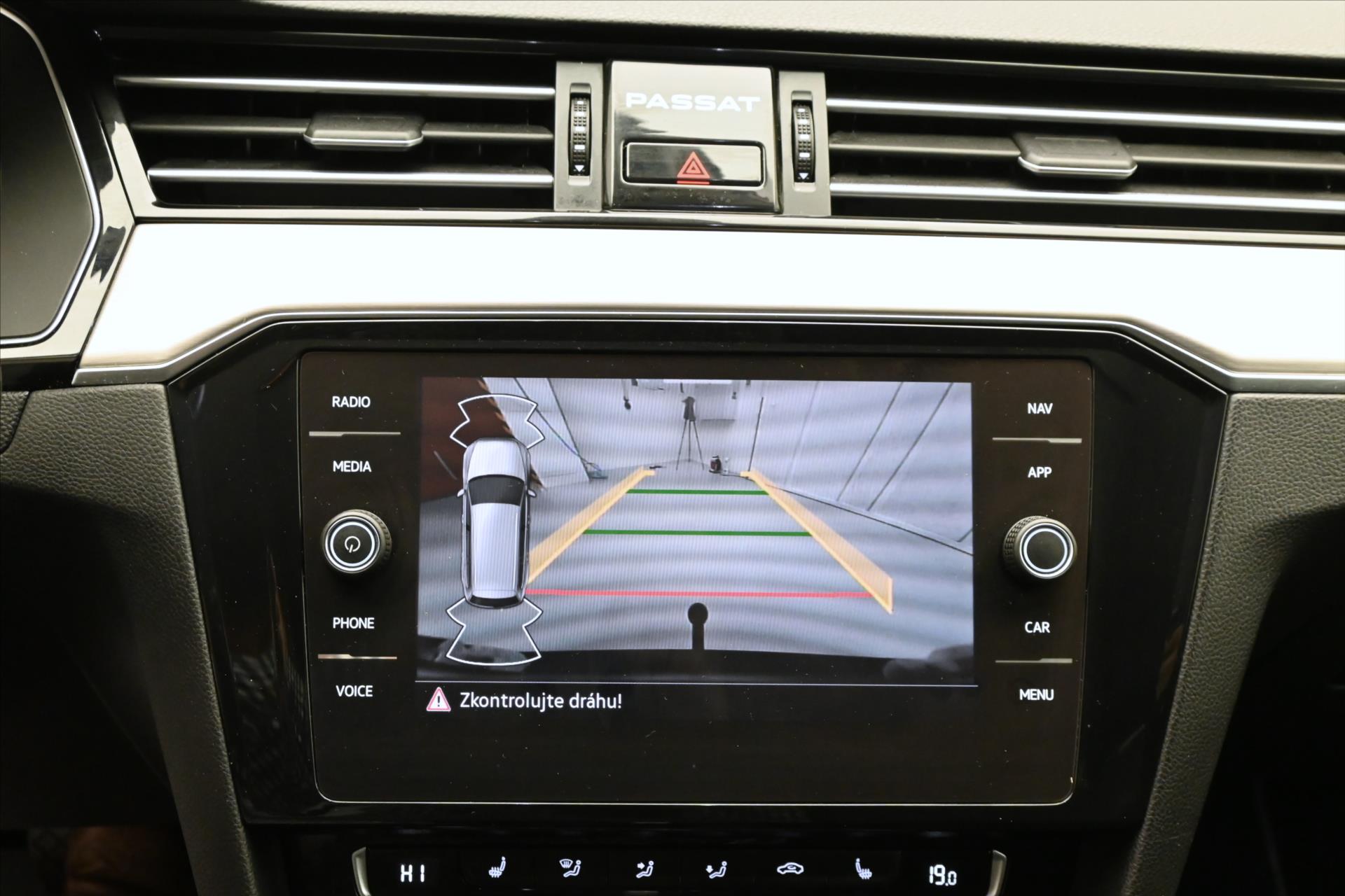 Hlavní fotografie vozu Volkswagen Passat 2,0 TDI 110 kW DSG Elegance Záruka až 5 let (21)