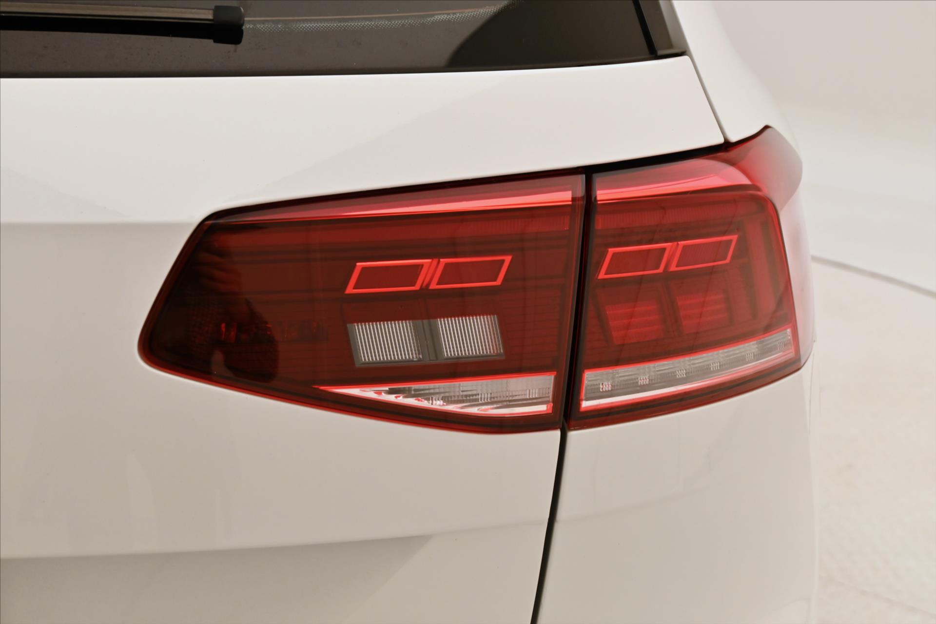 Hlavní fotografie vozu Volkswagen Passat 2,0 TDI 110 kW DSG Elegance Záruka až 5 let (32)