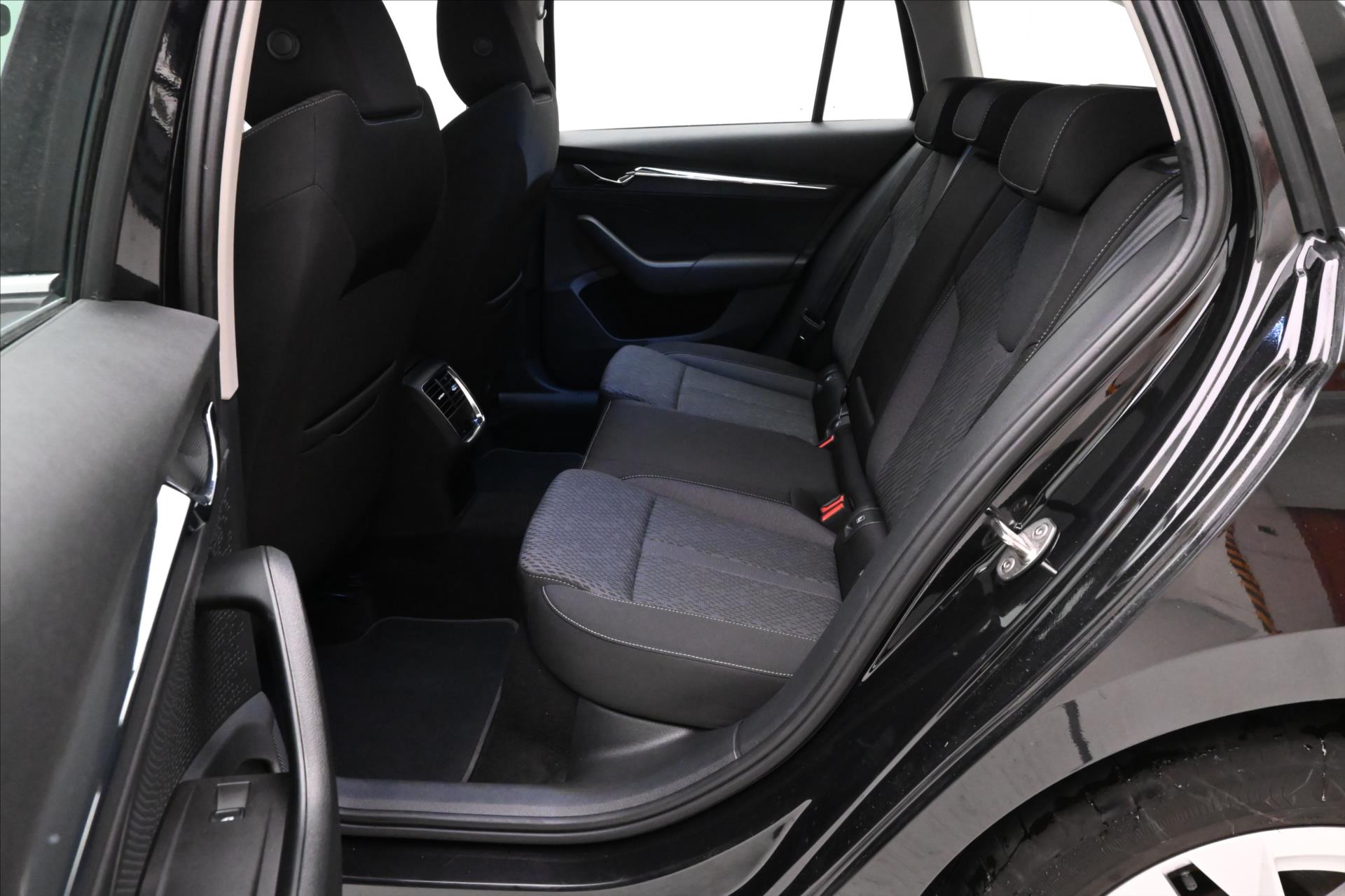 Hlavní fotografie vozu Škoda Octavia 2,0 TDI 110kW DSG Style Záruka až 5 let (14)