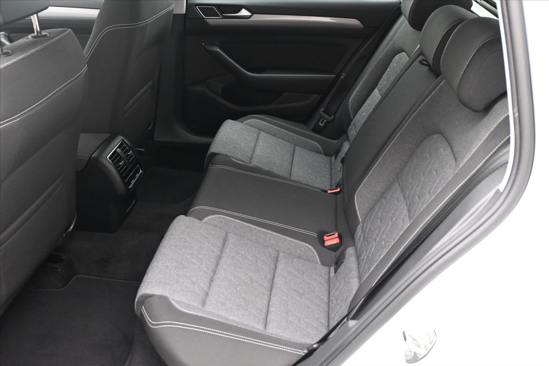 Hlavní fotografie vozu Volkswagen Passat 2,0 TDI 110 kW DSG Business Záruka až 5 let (14)