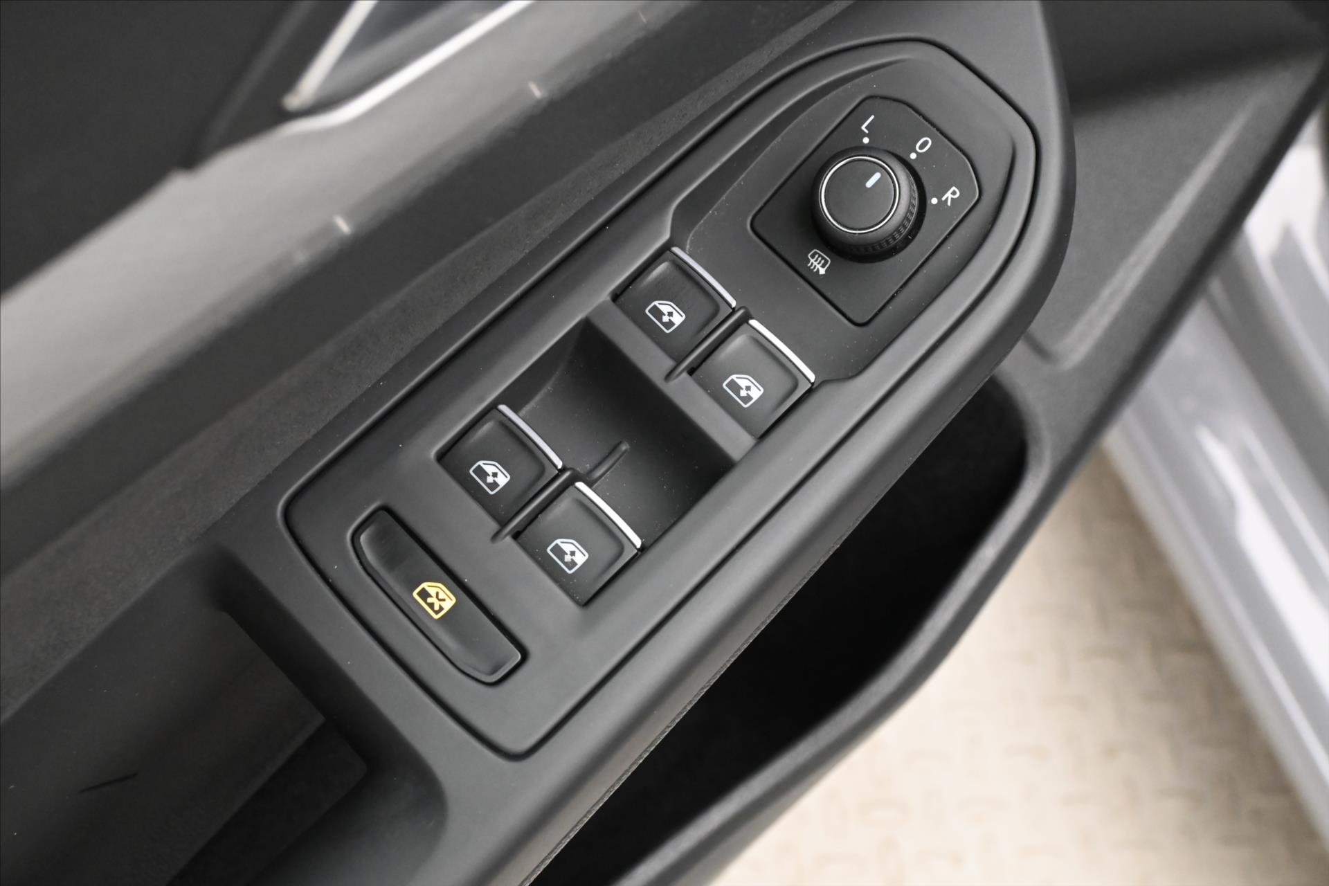 Hlavní fotografie vozu Volkswagen Golf 1,5 TSI 96 kW Life Business Záruka až 5 let (25)