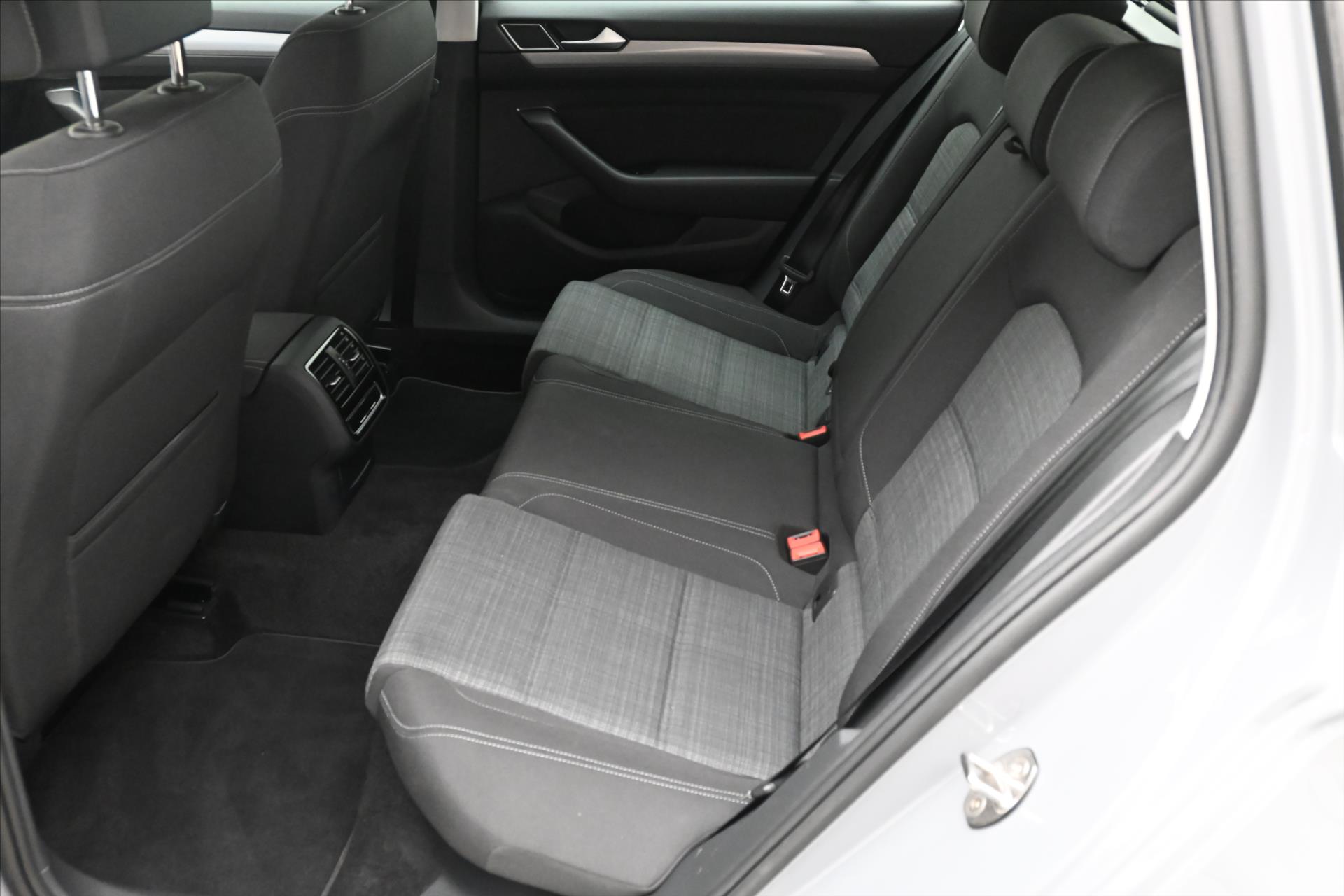 Hlavní fotografie vozu Volkswagen Passat 2,0 TDI 110 kW Business Záruka až 5 let (14)