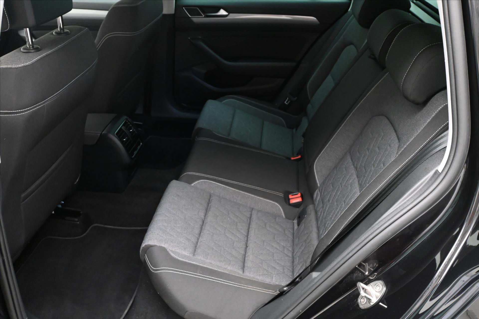 Hlavní fotografie vozu Volkswagen Passat 2,0 TDI 110kW DSG Business Záruka až 5 let (14)