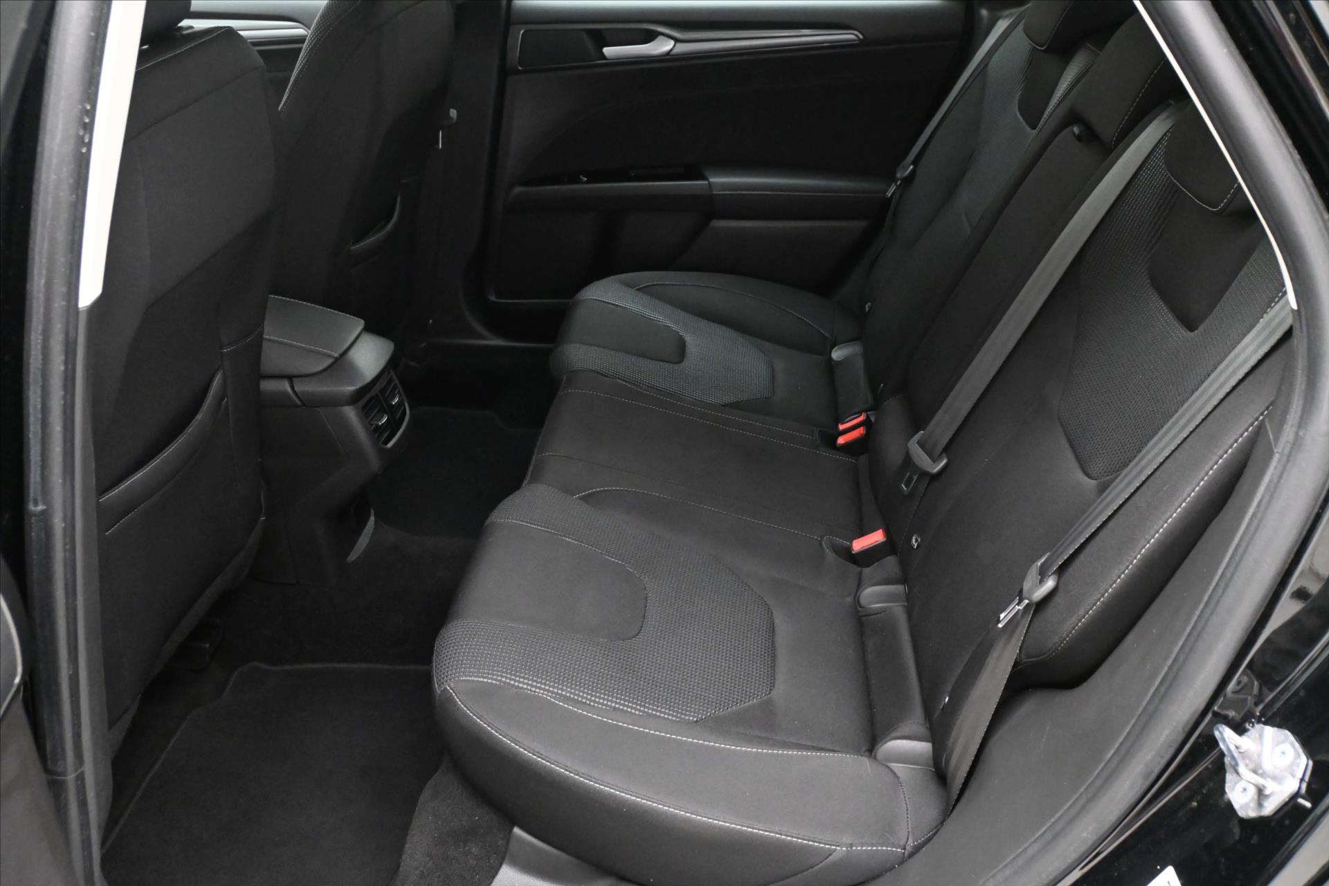 Hlavní fotografie vozu Ford Mondeo 2,0 EcoBlue 140kW AT8 Titanium Záruka až 5 let (15)
