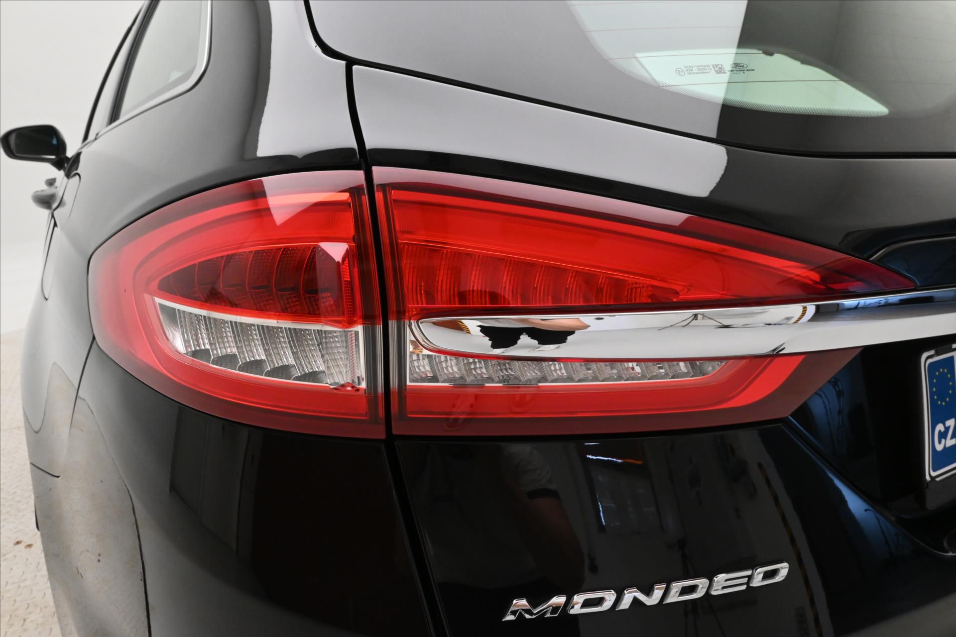 Hlavní fotografie vozu Ford Mondeo 2,0 EcoBlue 140kW AT8 Titanium Záruka až 5 let (31)