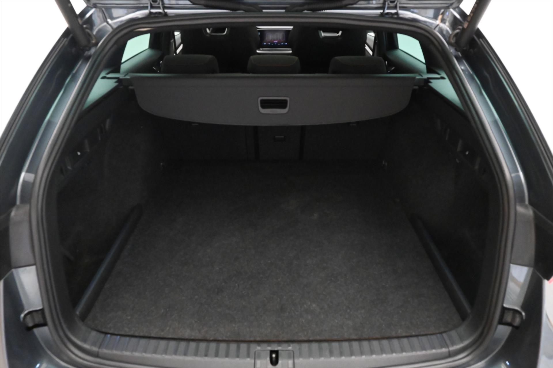 Hlavní fotografie vozu Škoda Octavia 1,4 TSI iV RS 180 kW DSG Záruka až 5 let (10)