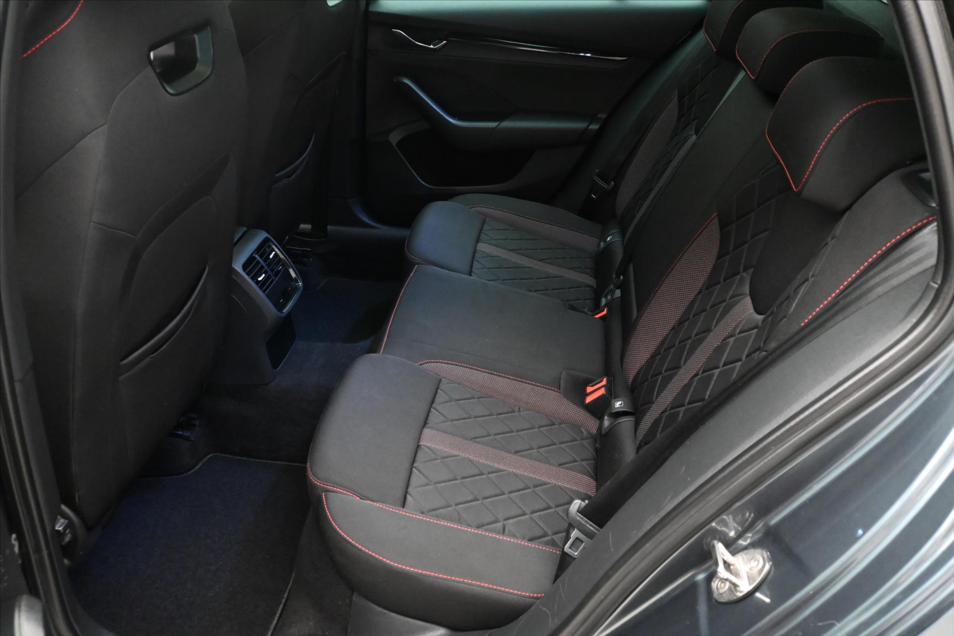 Hlavní fotografie vozu Škoda Octavia 1,4 TSI iV RS 180 kW DSG Záruka až 5 let (14)
