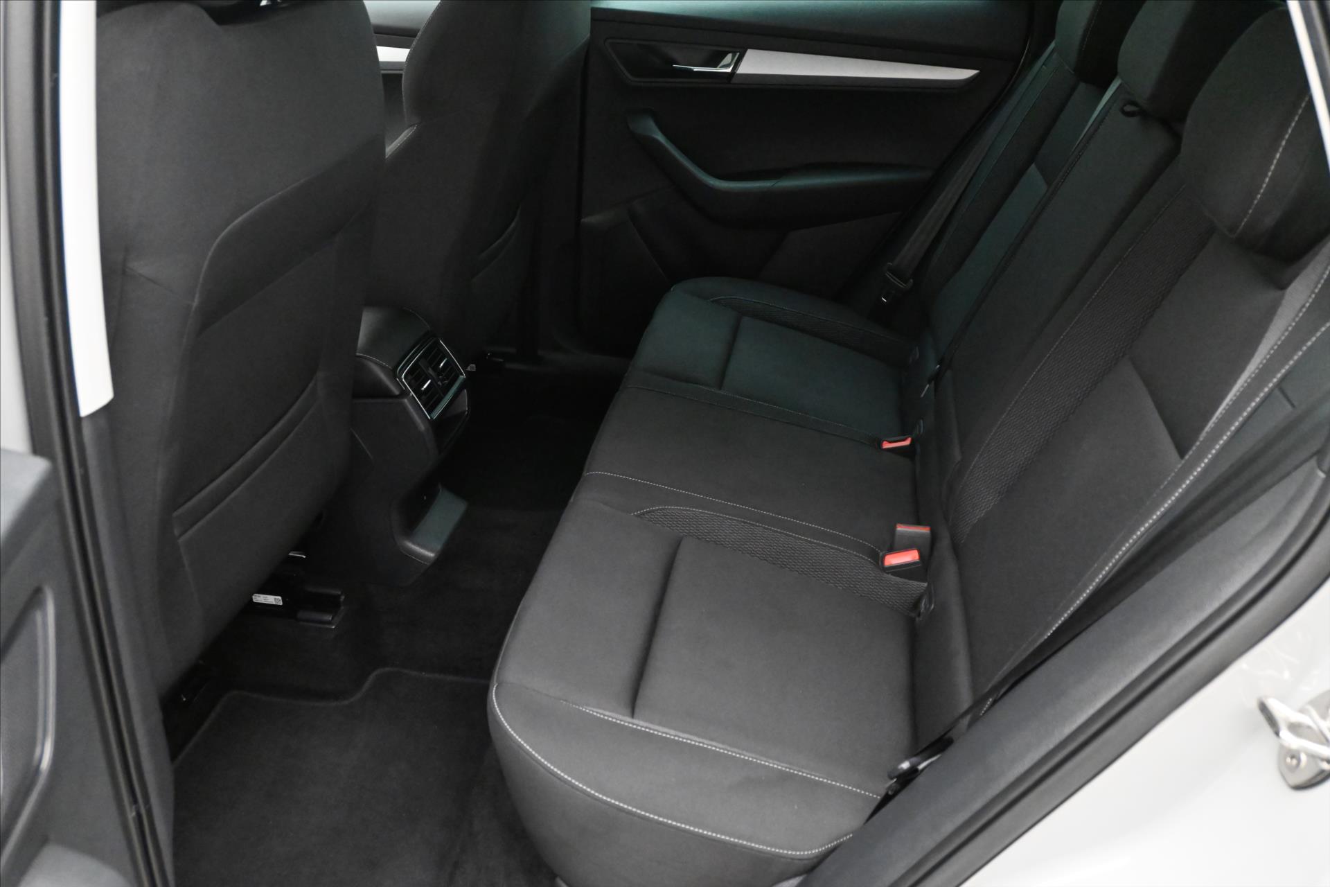 Hlavní fotografie vozu Škoda Karoq 2,0 TDI 85 KW DSG Ambiente Záruka až 5 let (15)
