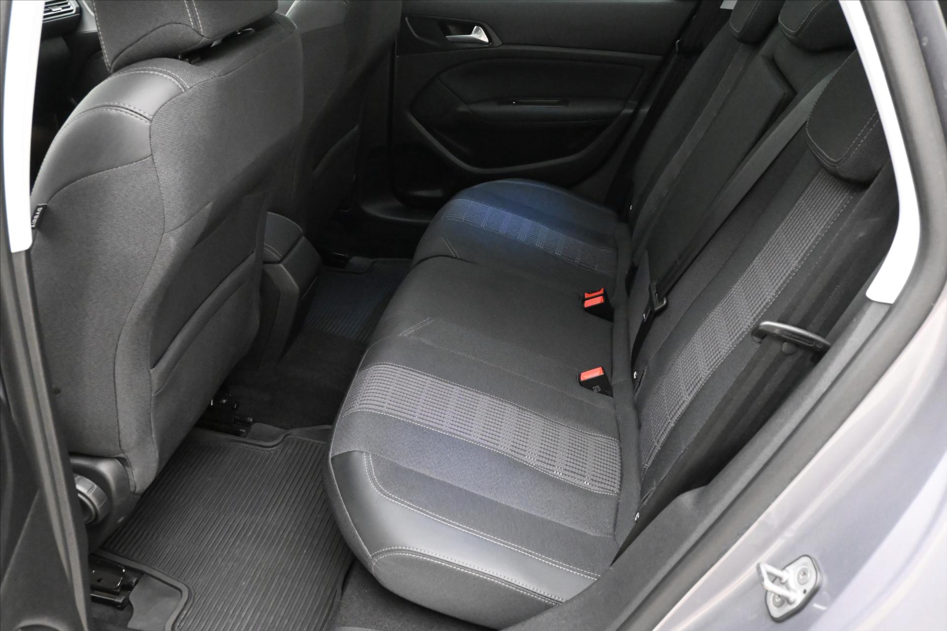 Hlavní fotografie vozu Peugeot 308 1,5 96kW BlueHDi 130SW Záruka až 5 let (15)
