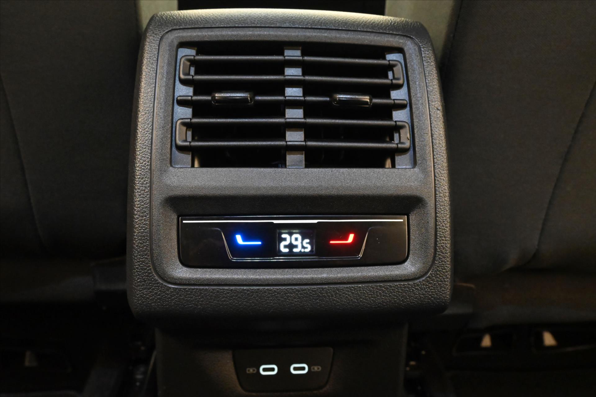 Hlavní fotografie vozu Volkswagen Golf 2,0 TDI 110 KW DSG Life Záruka až 5 let (22)
