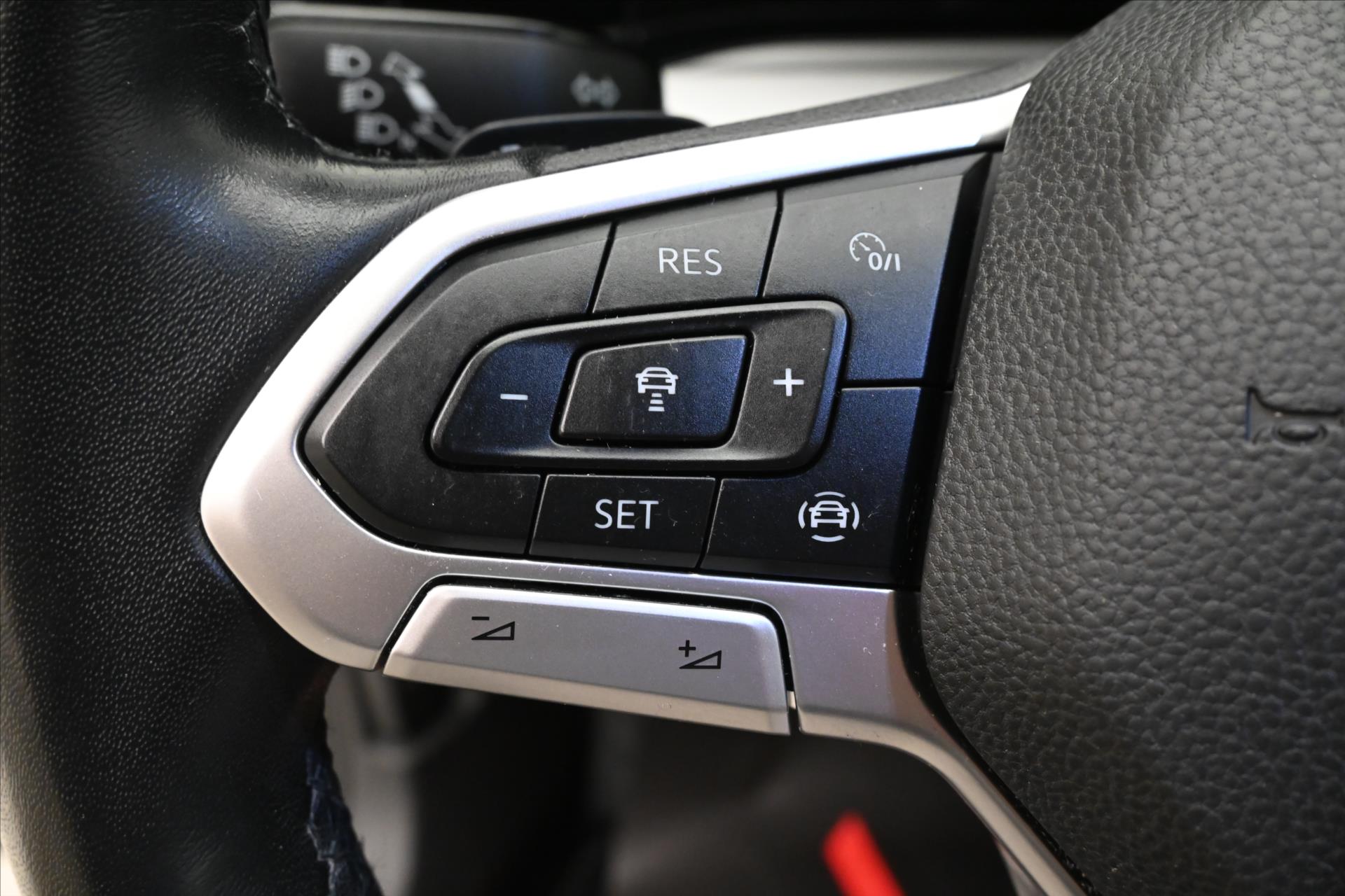 Hlavní fotografie vozu Volkswagen Golf 2,0 TDI 110 KW DSG Life Záruka až 5 let (24)
