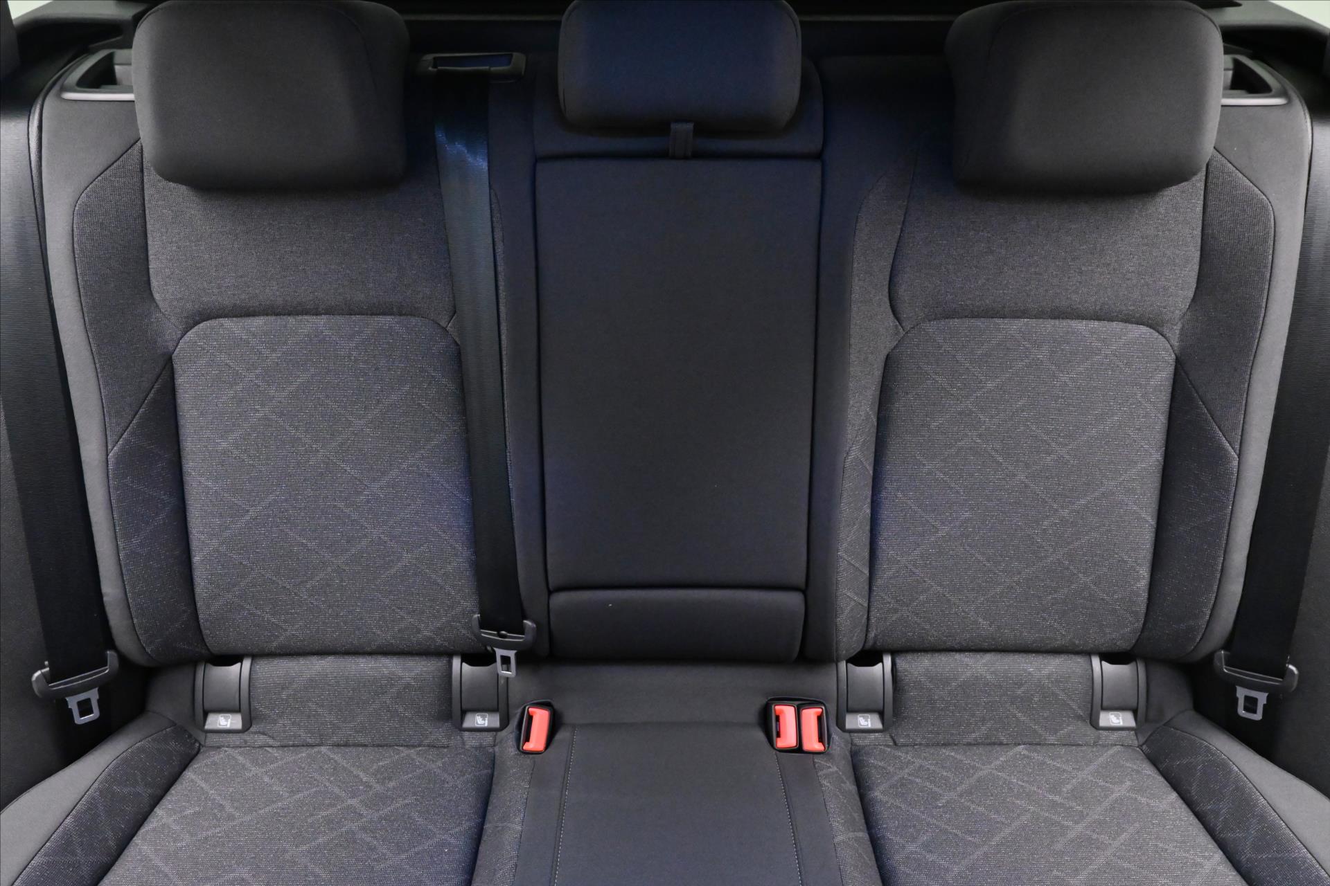Hlavní fotografie vozu Volkswagen Golf 2,0 TDI 110 KW DSG Life Záruka až 5 let (28)
