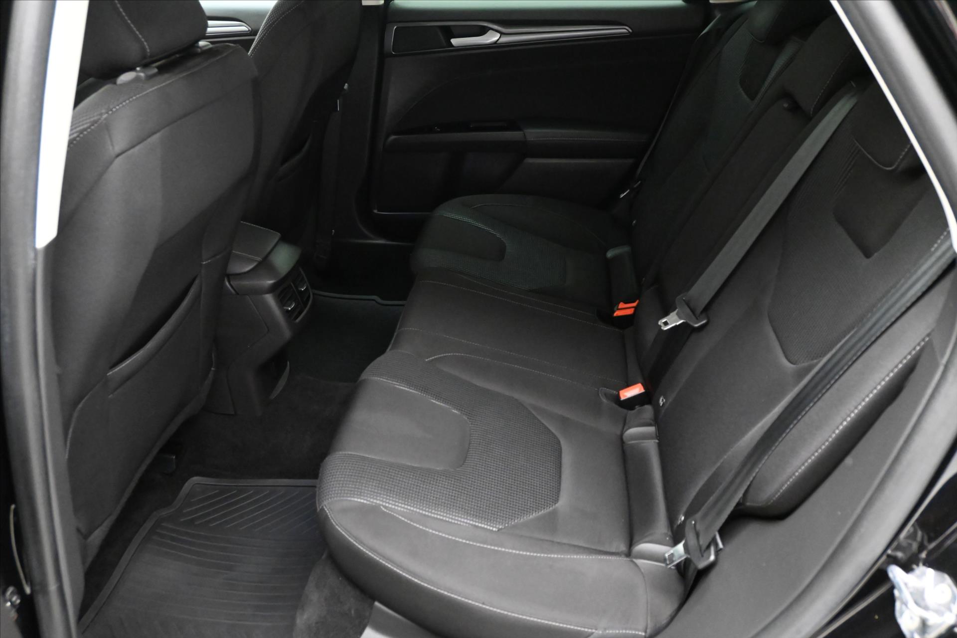 Hlavní fotografie vozu Ford Mondeo 2,0 EcoBlue 140 kW AT8 Titanium Záruka až 5 let (15)