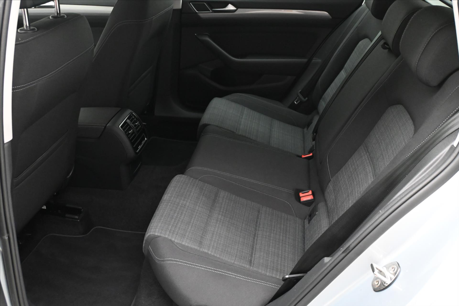 Hlavní fotografie vozu Volkswagen Passat 2,0 TDI 110 kW Business Záruka až 5 let (15)
