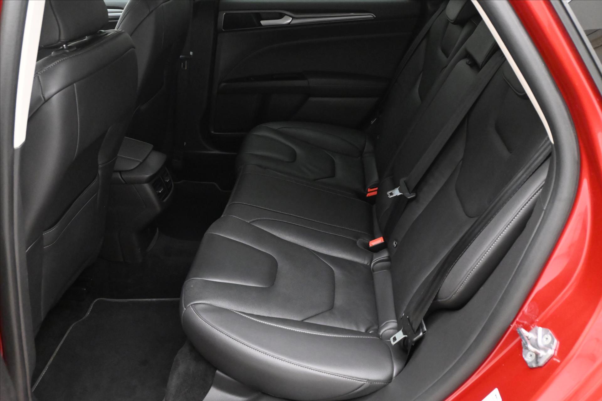 Hlavní fotografie vozu Ford Mondeo 2,0 EcoBlue 110 kW Titanium Záruka až 5 let (15)