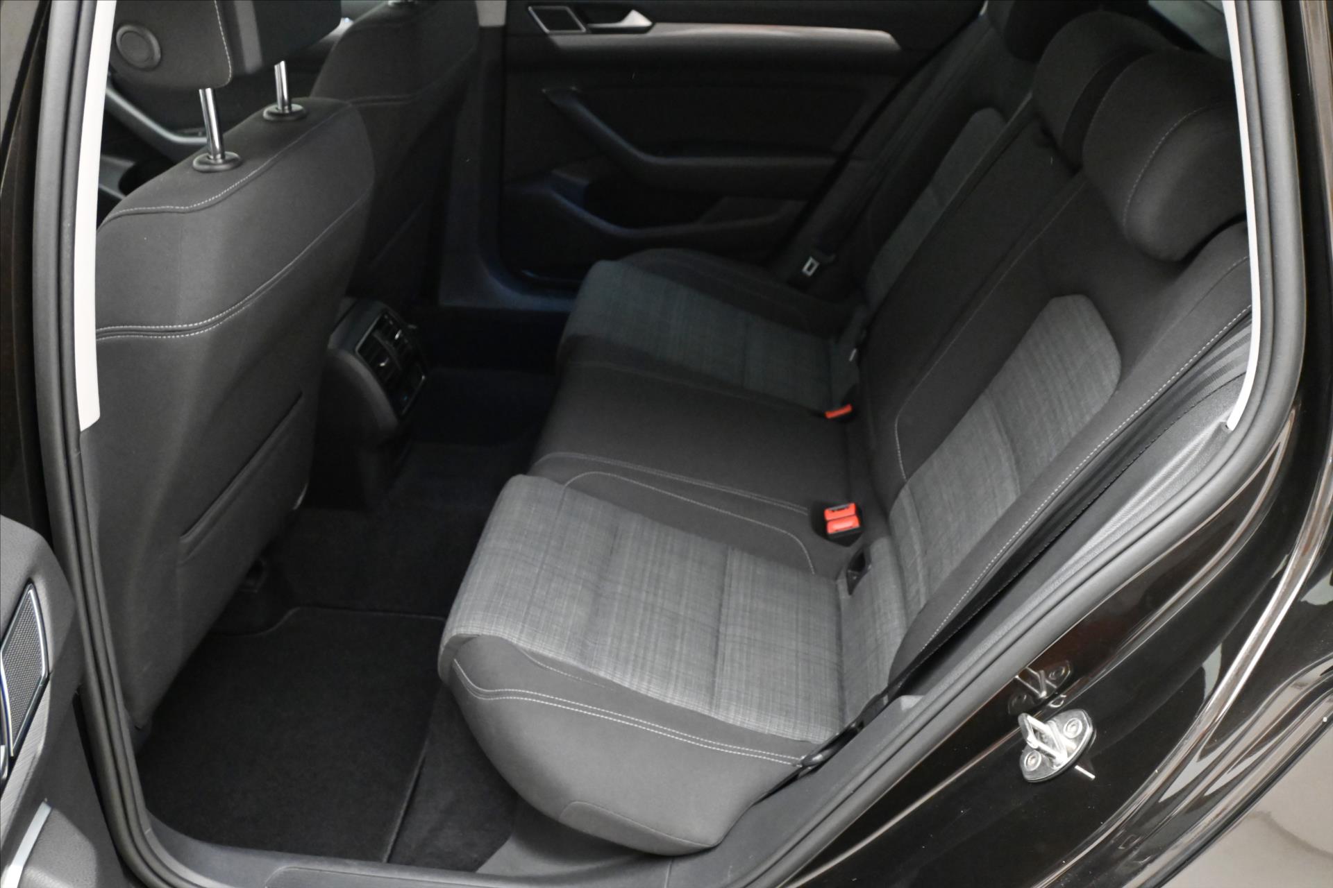 Hlavní fotografie vozu Volkswagen Passat 2,0 TDI 110 kW DSG Business Záruka až 5 let (15)