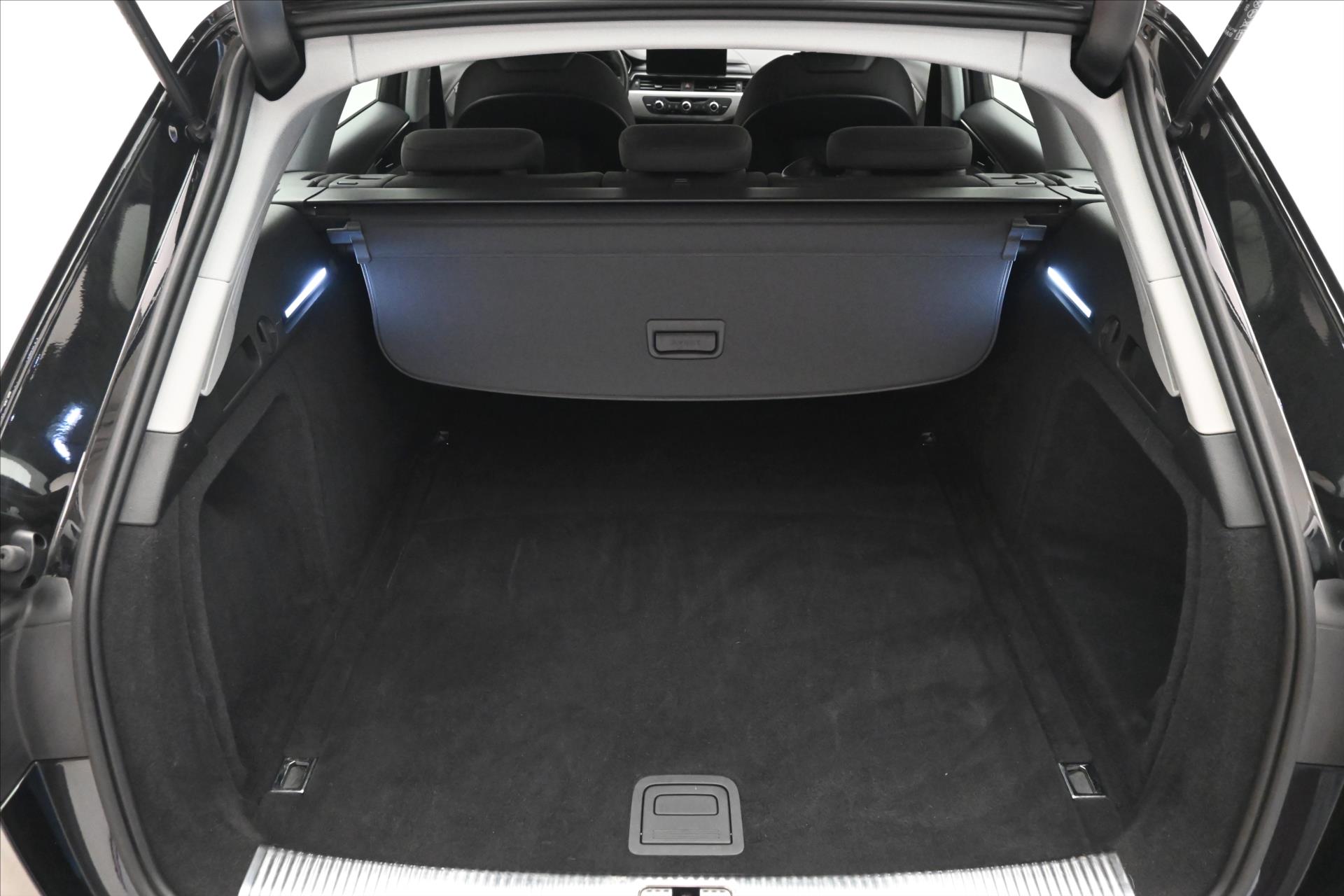 Hlavní fotografie vozu Audi A4 2,0 40TDI 150kW S-Tronic Záruka až 5 let (11)