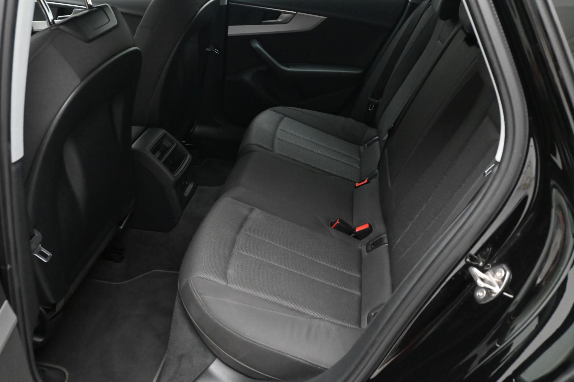 Hlavní fotografie vozu Audi A4 2,0 40TDI 150kW S-Tronic Záruka až 5 let (15)