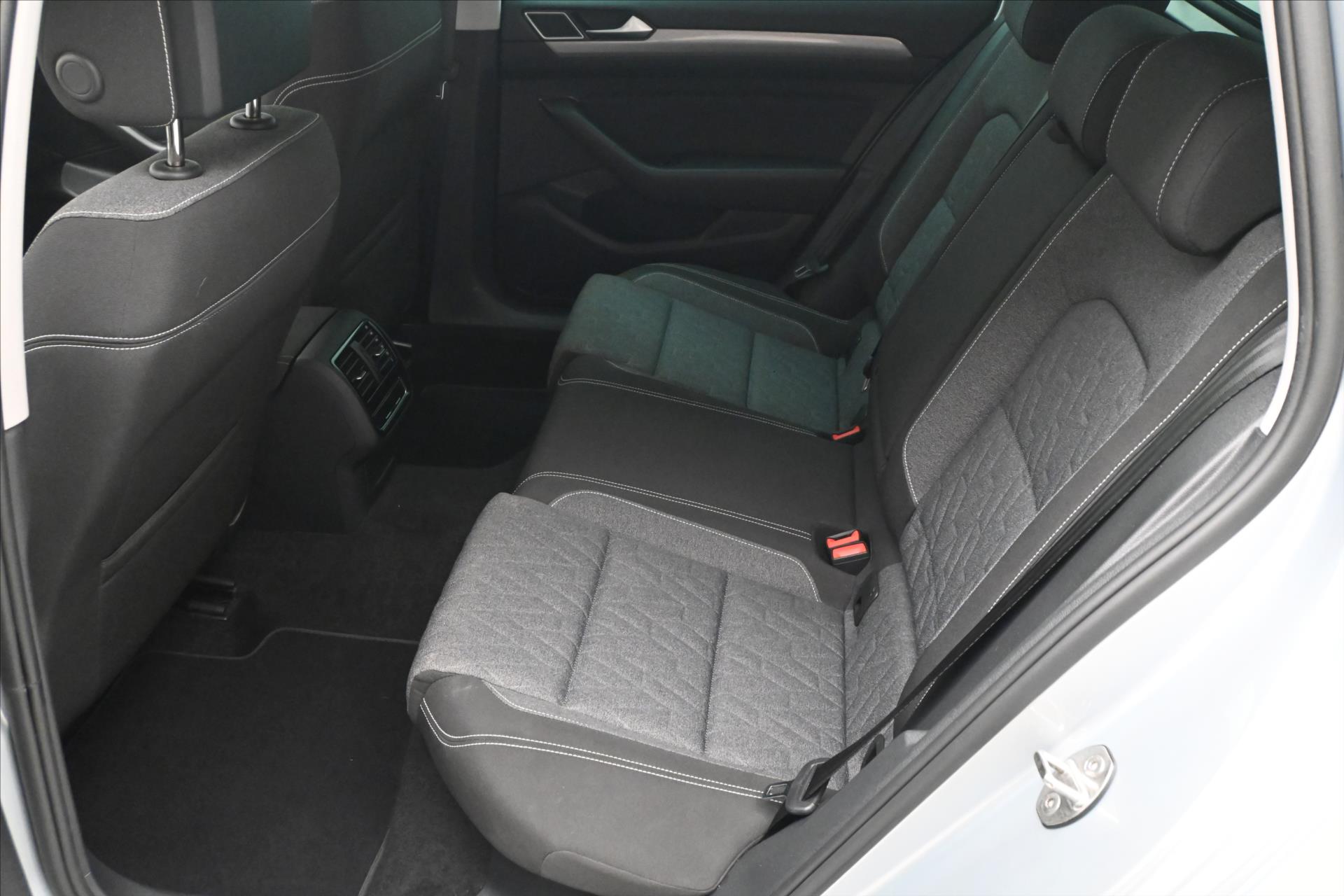 Hlavní fotografie vozu Volkswagen Passat 2,0 TDI 110kW DSG Business Záruka až 5 let (15)