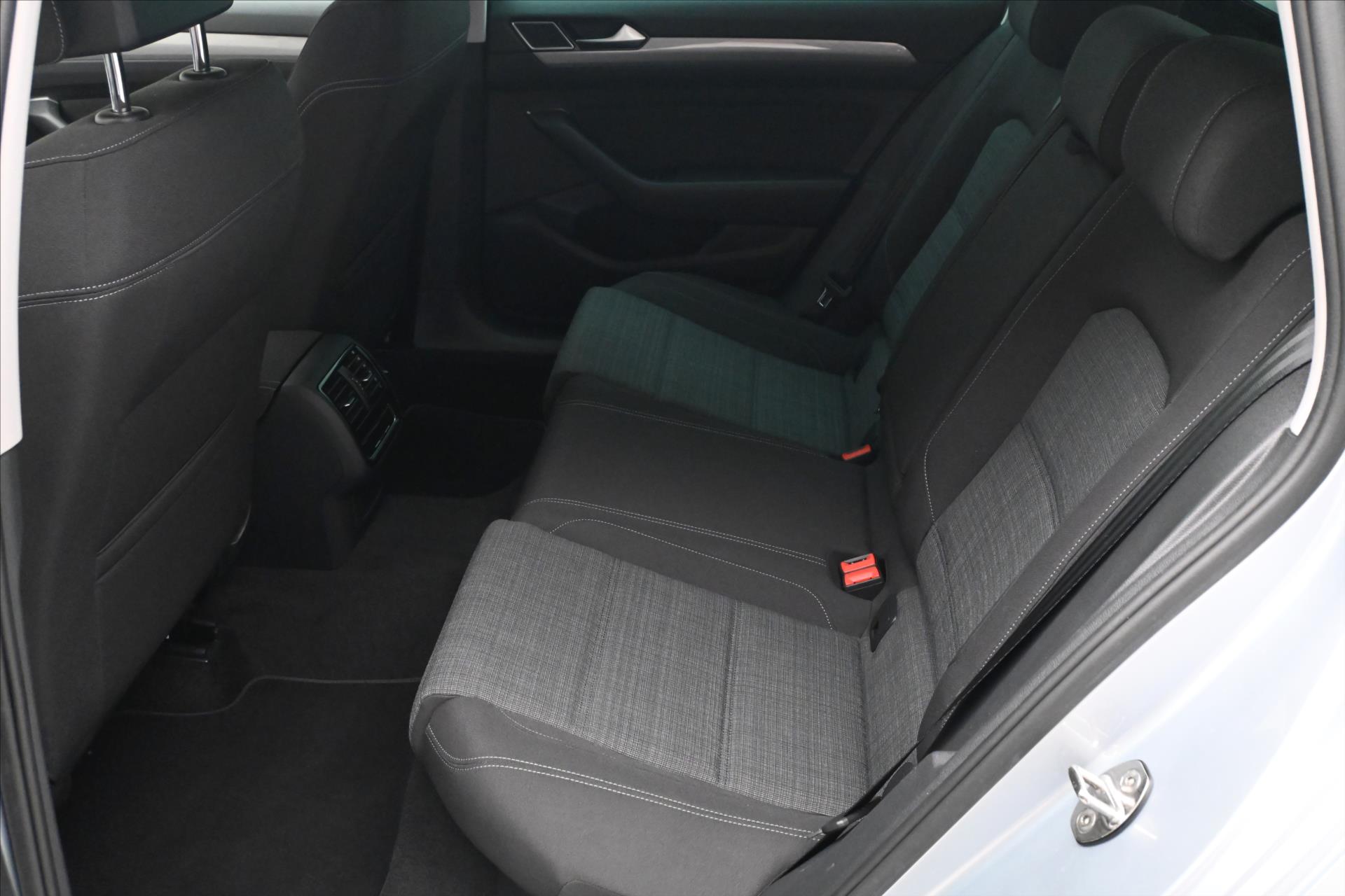 Hlavní fotografie vozu Volkswagen Passat 2,0 TDI 110kW DSG Business Záruka až 5 let (15)