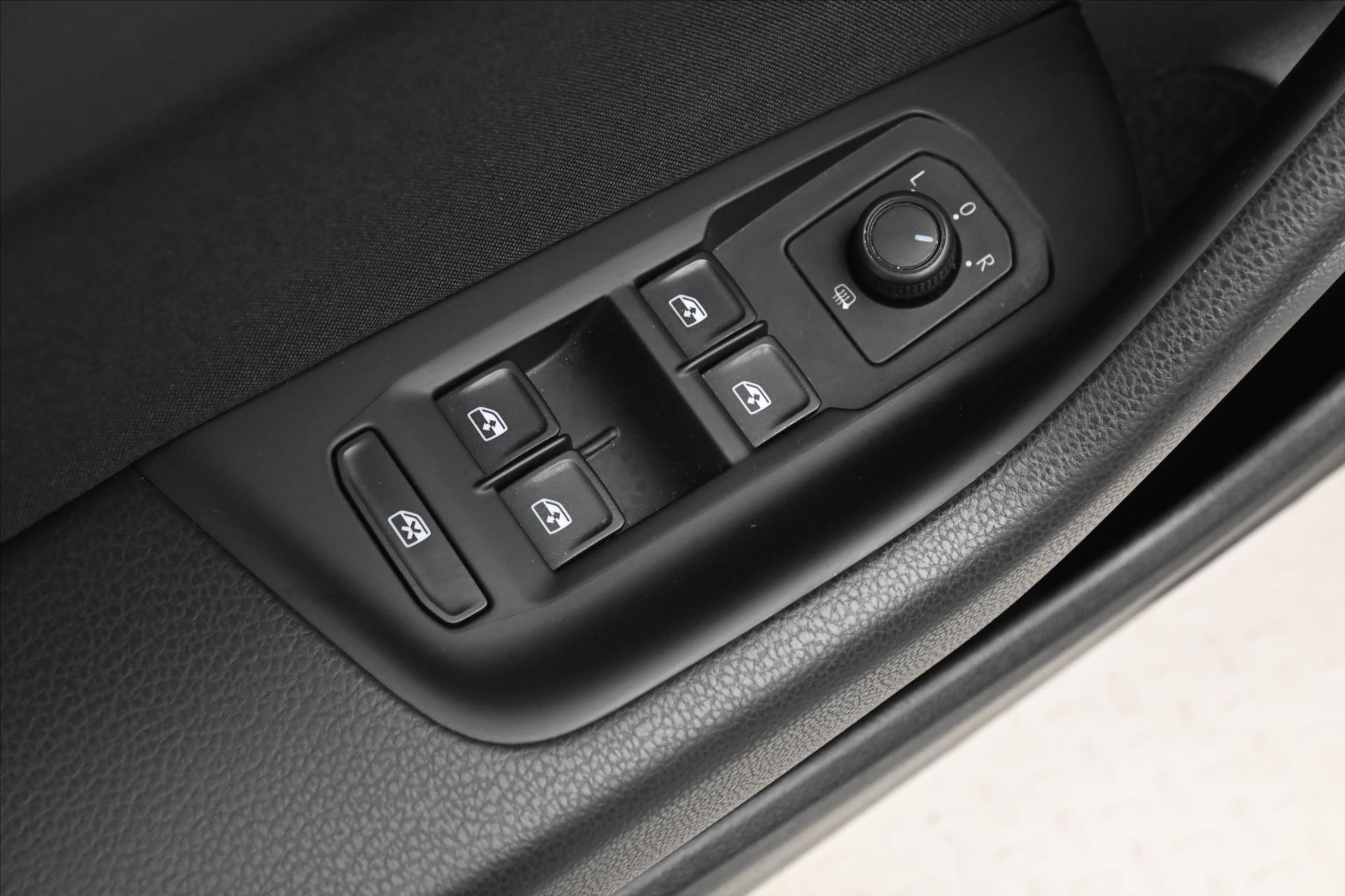 Hlavní fotografie vozu Volkswagen Passat 2,0 TDI 110kW DSG Business Záruka až 5 let (27)