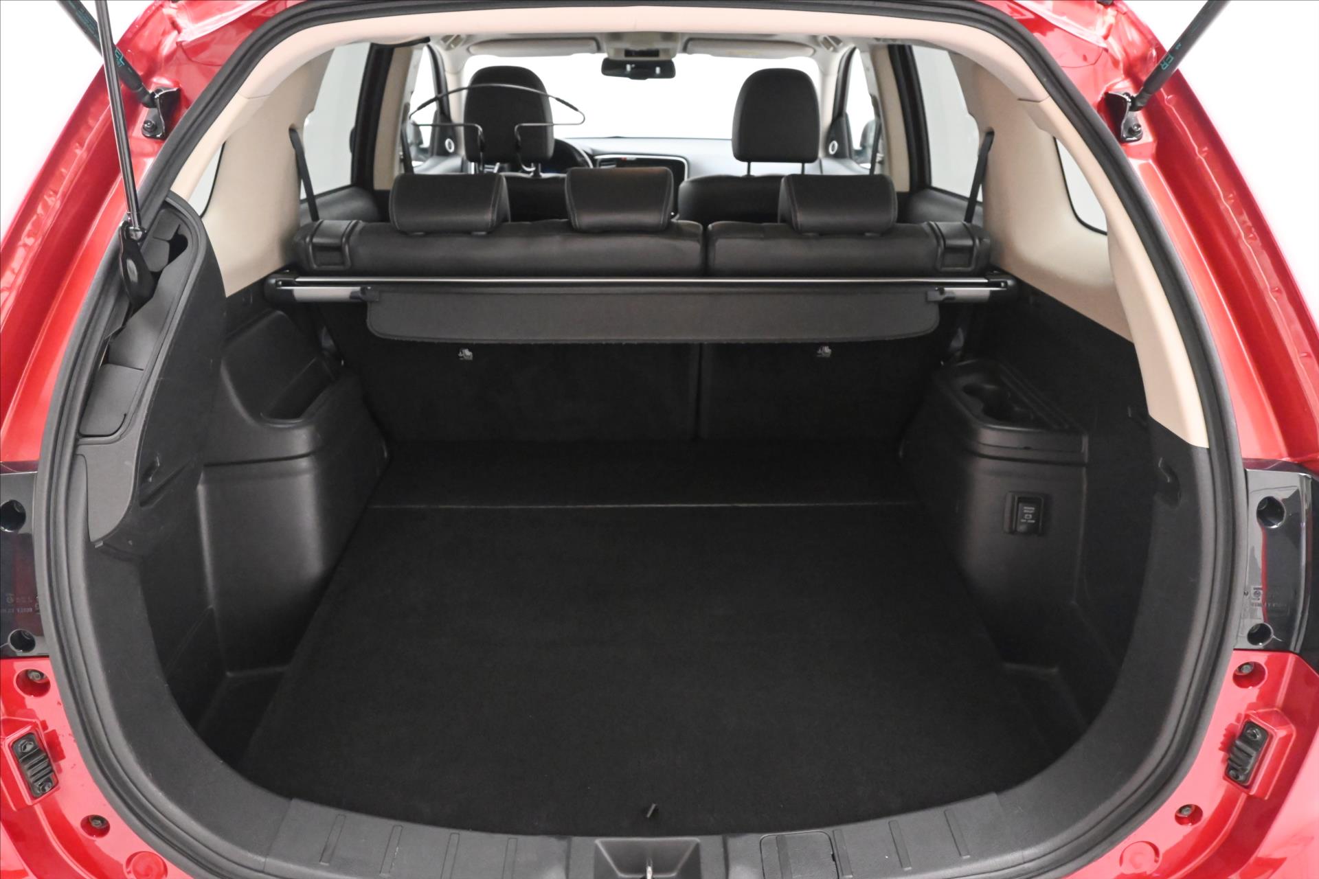 Hlavní fotografie vozu Mitsubishi Outlander 2,4 PHEV Intense+ 4WD Záruka až 5 let (11)