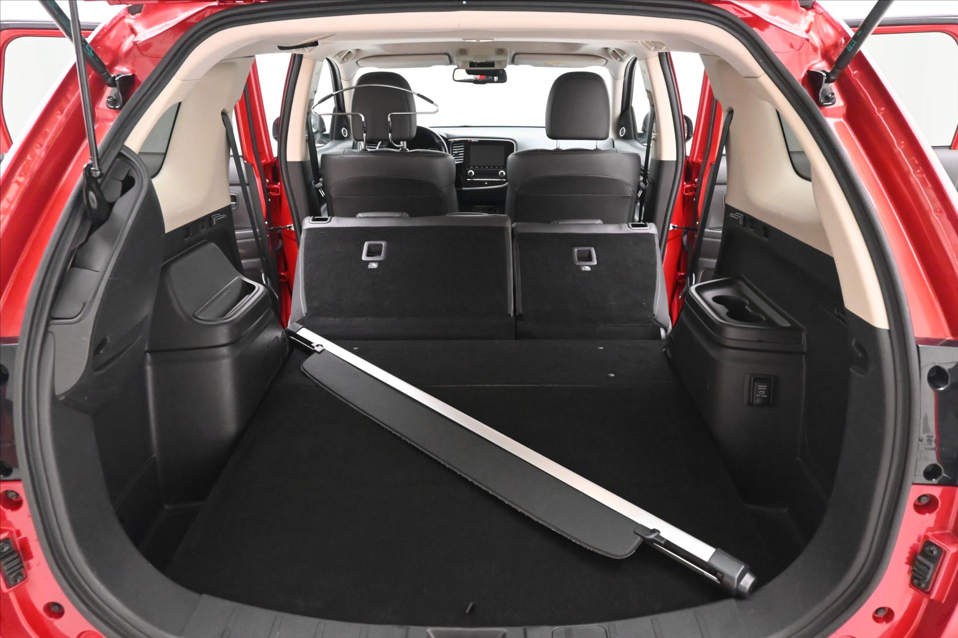 Hlavní fotografie vozu Mitsubishi Outlander 2,4 PHEV Intense+ 4WD Záruka až 5 let (12)