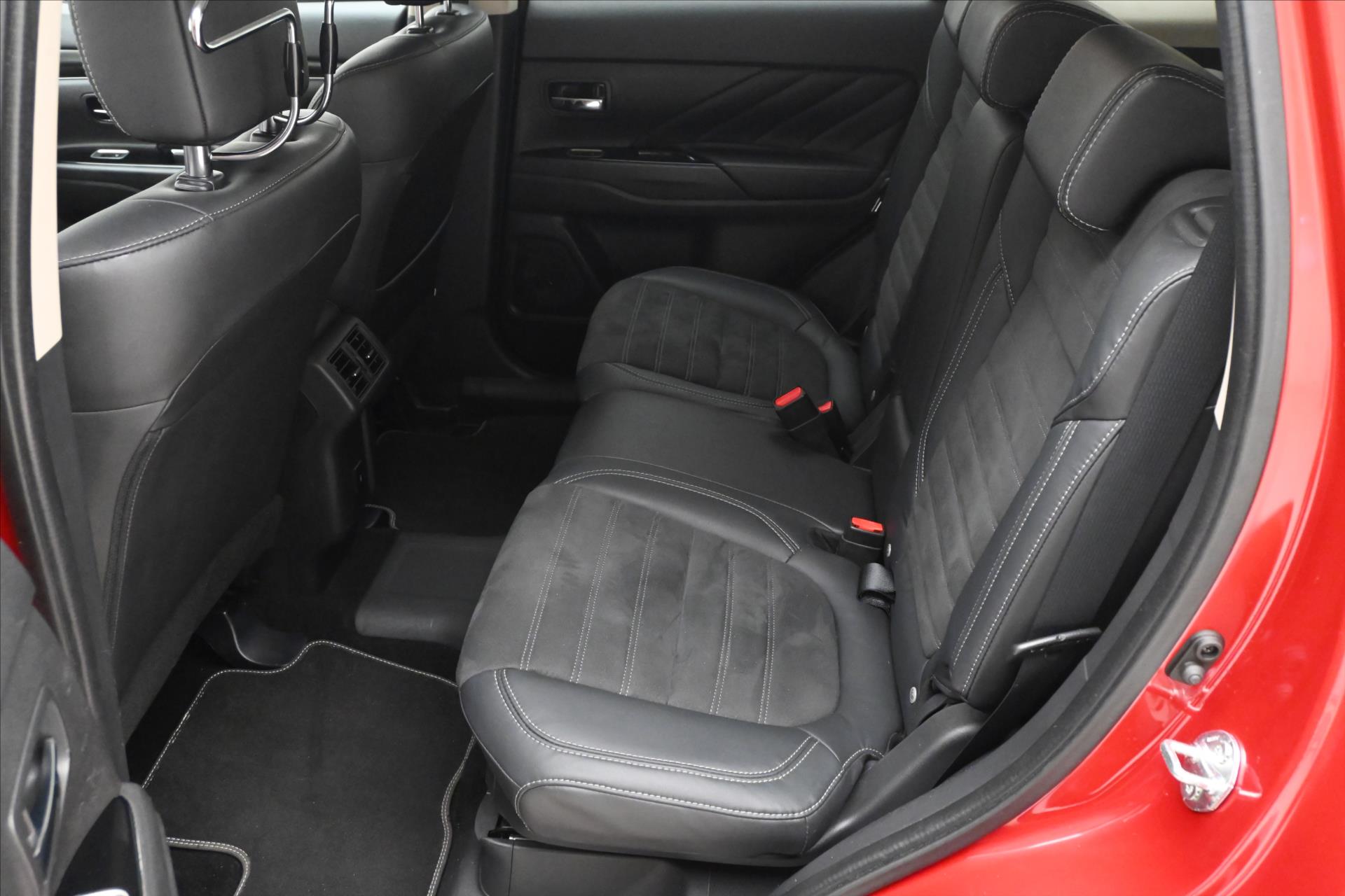 Hlavní fotografie vozu Mitsubishi Outlander 2,4 PHEV Intense+ 4WD Záruka až 5 let (15)