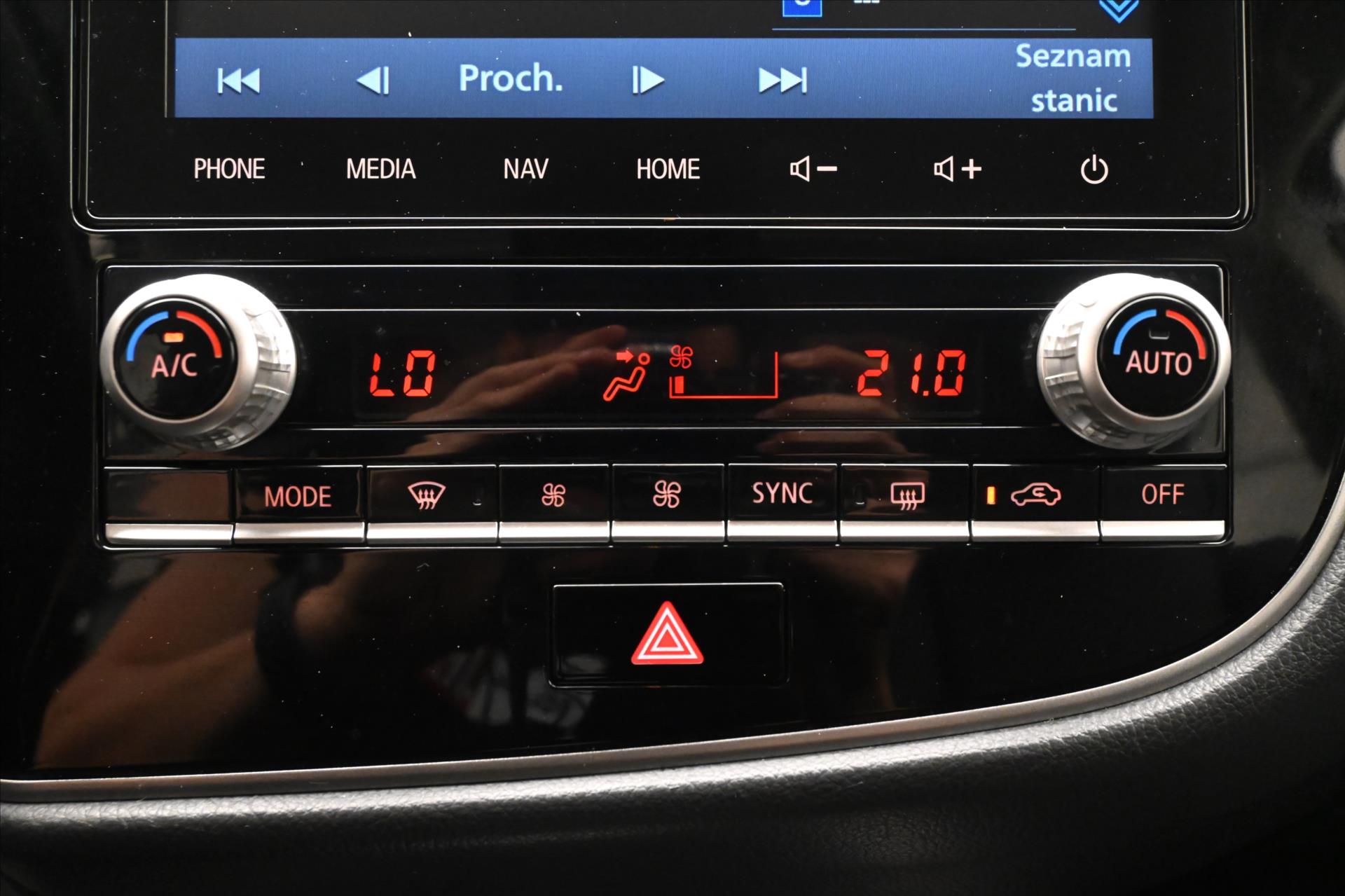 Hlavní fotografie vozu Mitsubishi Outlander 2,4 PHEV Intense+ 4WD Záruka až 5 let (22)