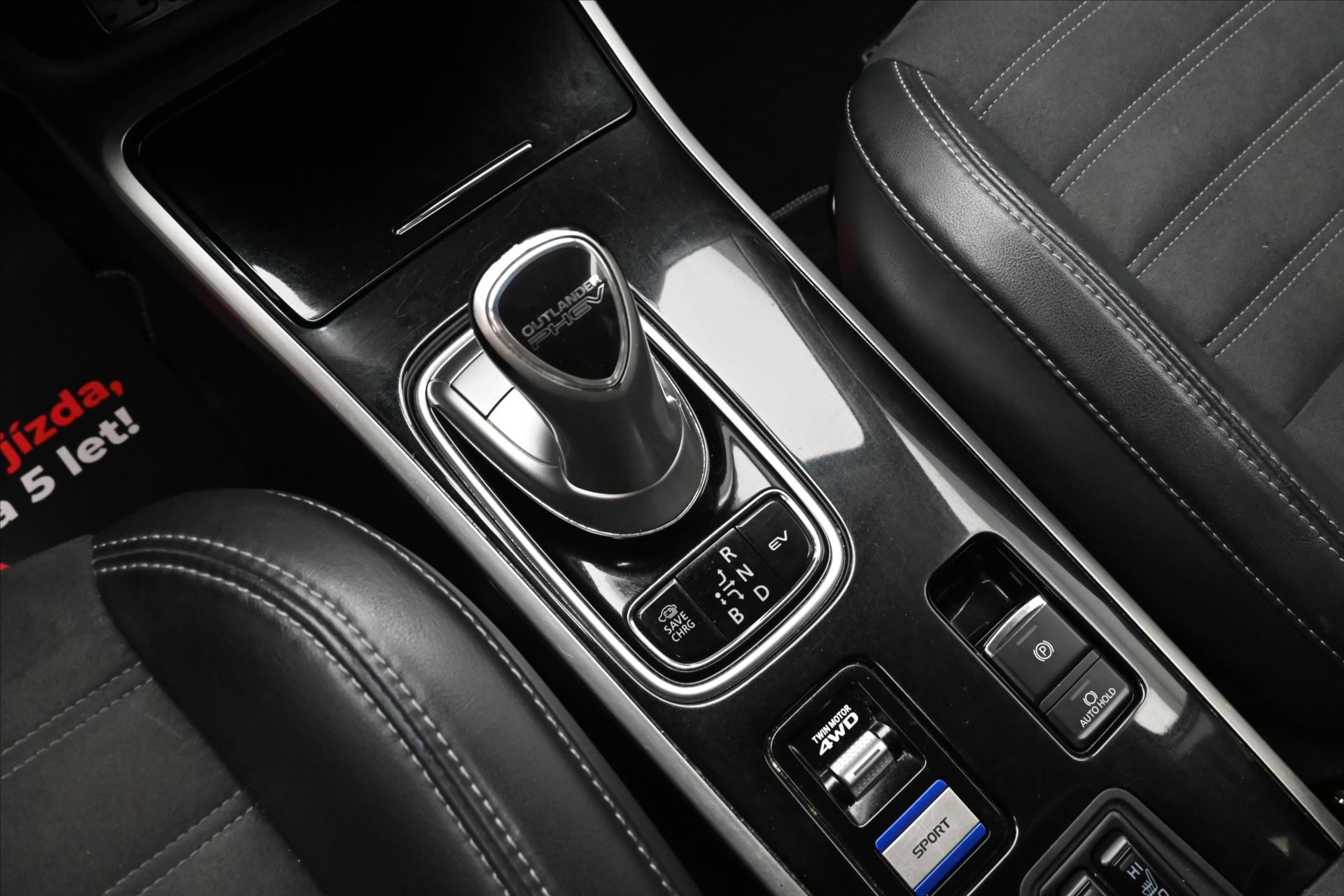Hlavní fotografie vozu Mitsubishi Outlander 2,4 PHEV Intense+ 4WD Záruka až 5 let (23)