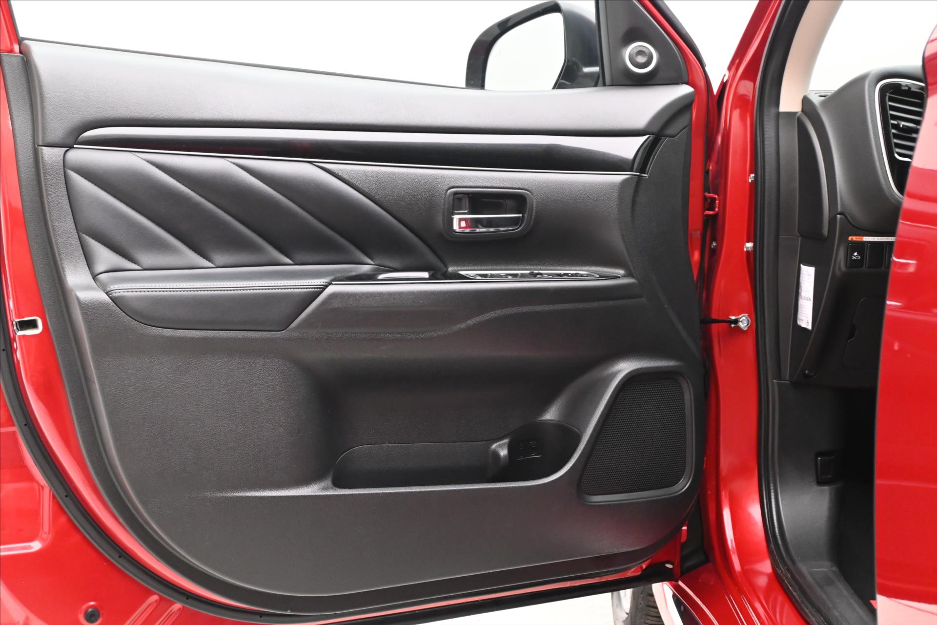 Hlavní fotografie vozu Mitsubishi Outlander 2,4 PHEV Intense+ 4WD Záruka až 5 let (25)