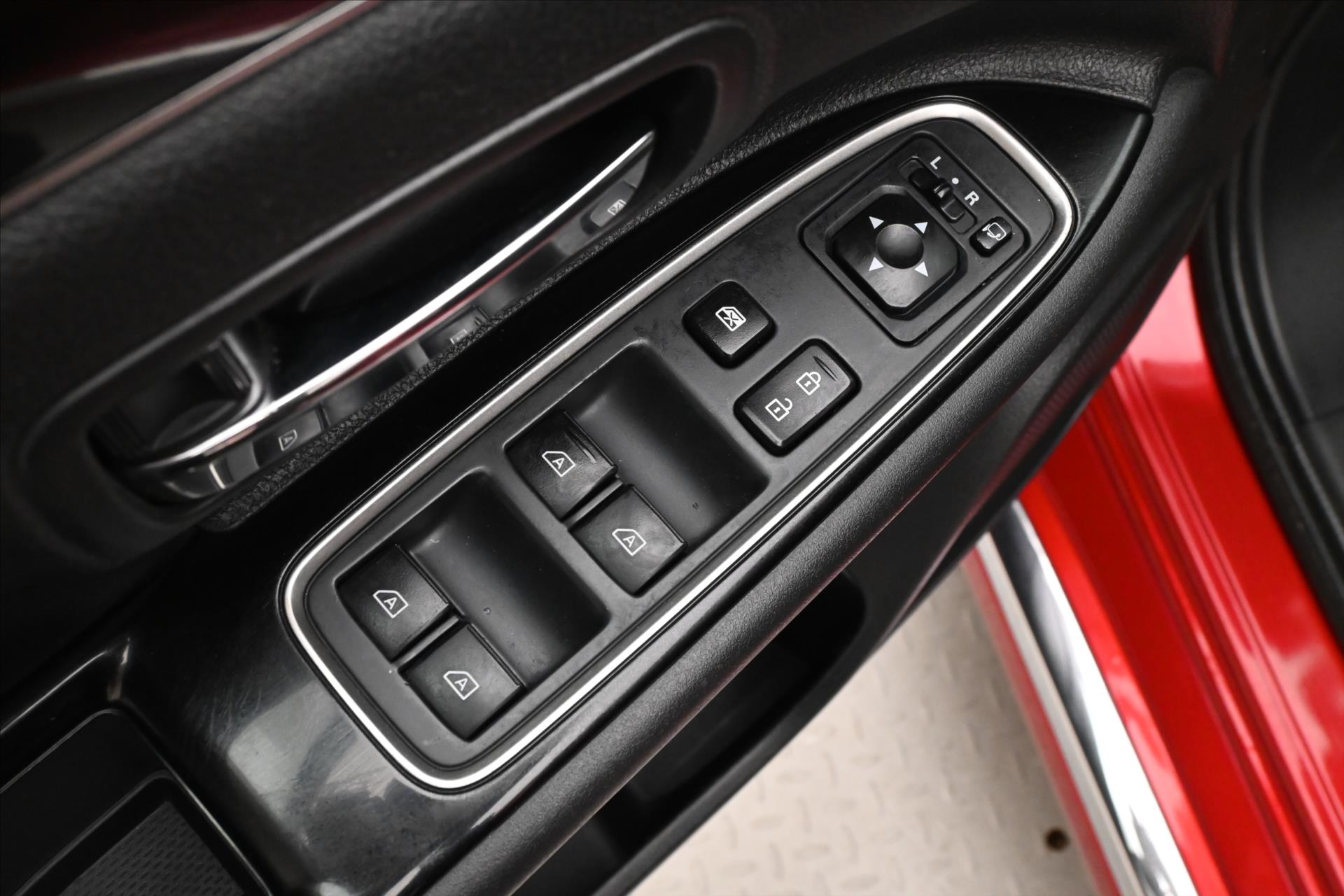 Hlavní fotografie vozu Mitsubishi Outlander 2,4 PHEV Intense+ 4WD Záruka až 5 let (26)