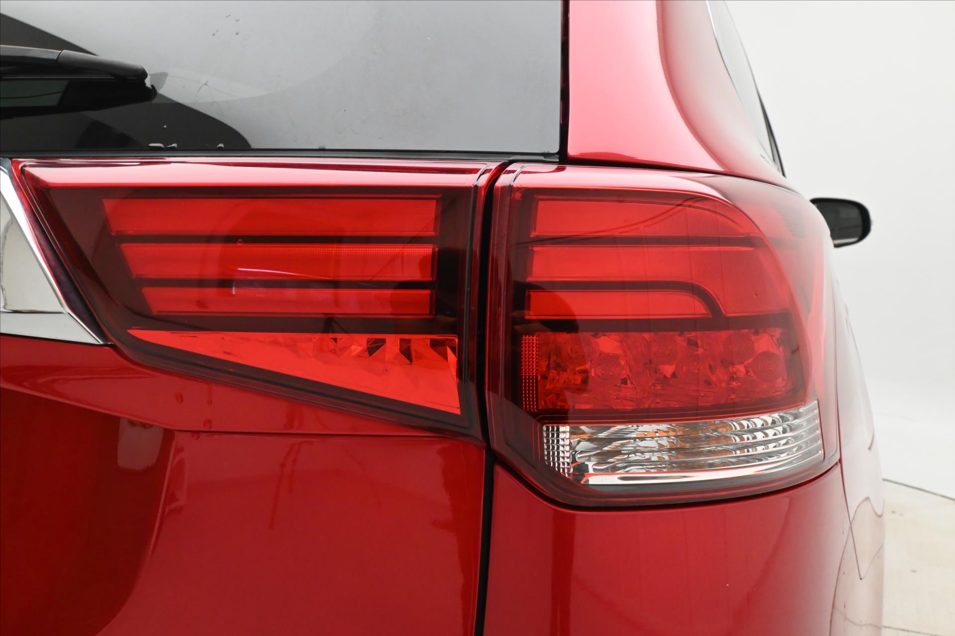 Hlavní fotografie vozu Mitsubishi Outlander 2,4 PHEV Intense+ 4WD Záruka až 5 let (32)